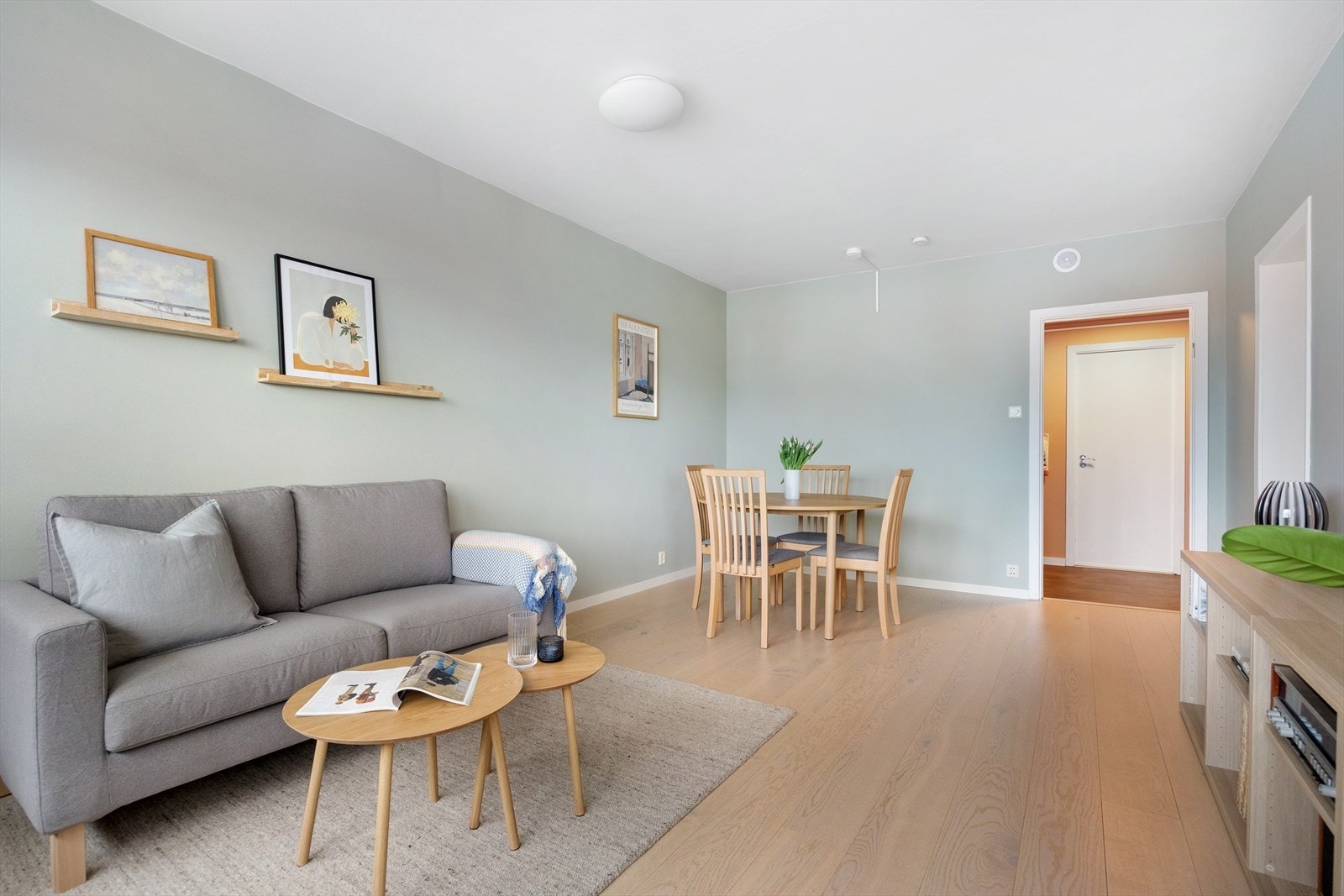 Stuen er av god størrelse på totalt 20m² hvor man har god plass til både sofa- og spisegruppe. Galleribilde