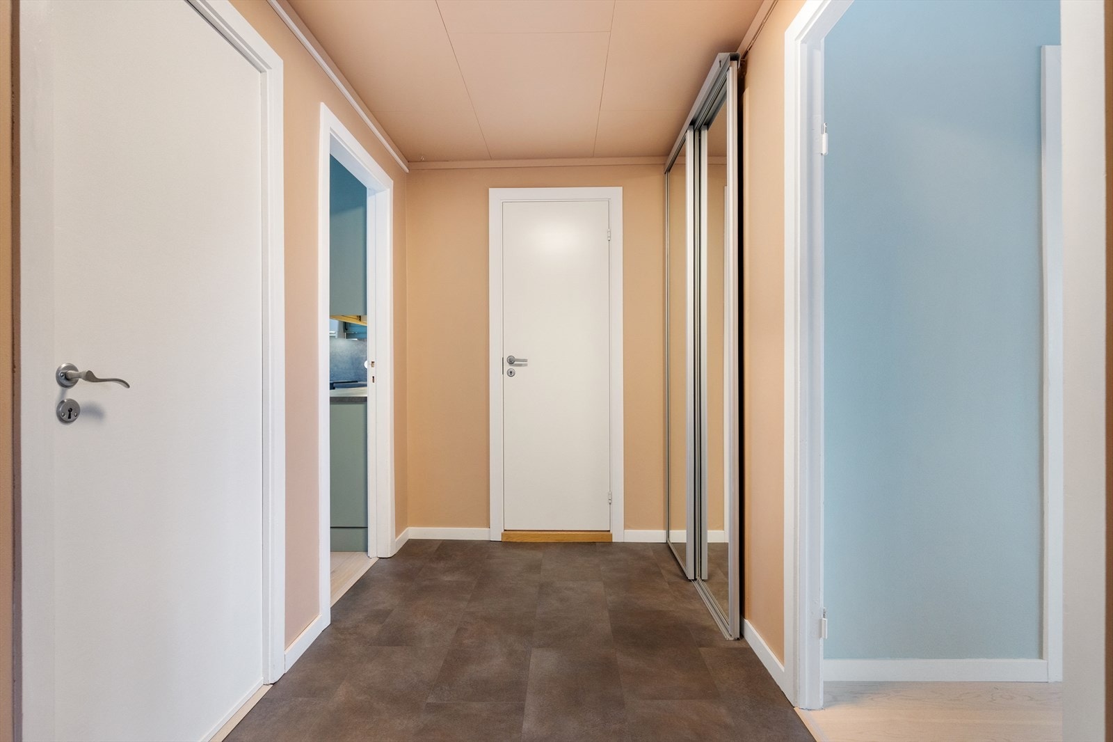 I entréen er det rikelig med oppbevaringsplass i skyvedørsgarderobe. Galleribilde