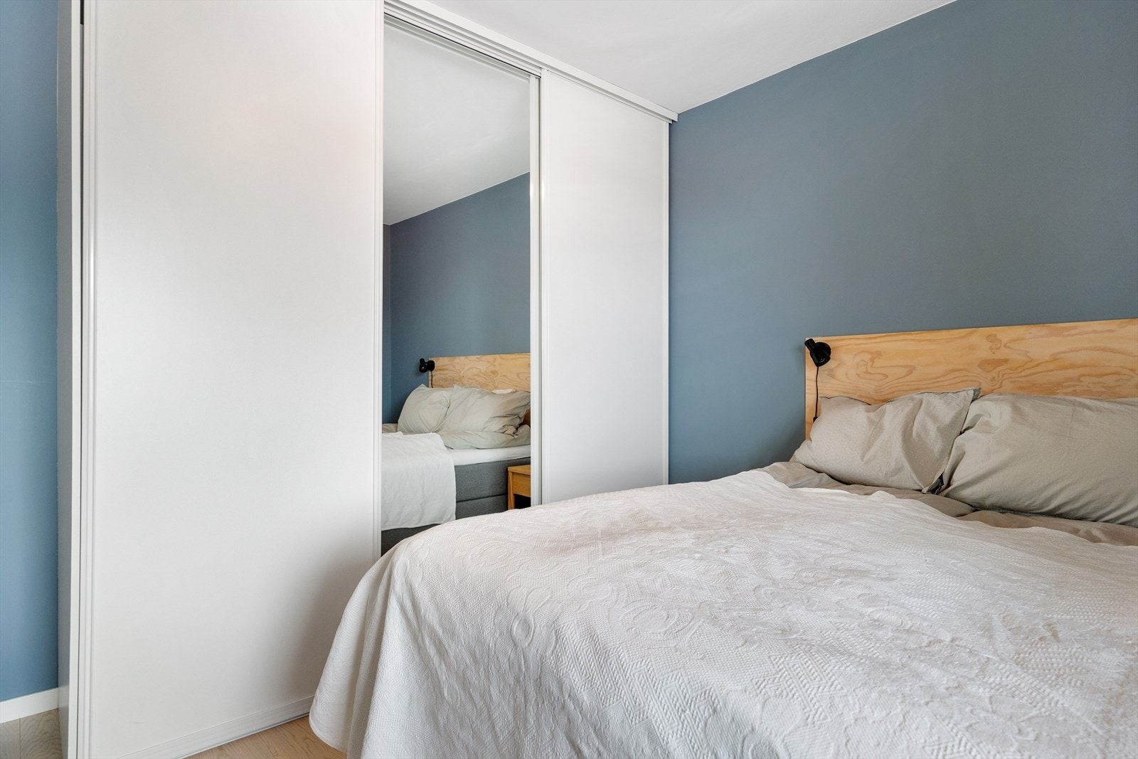 Rikelig med garderobeskap i skyvedørsgarderobe, som kan tilpasses etter eget ønske og behov. Galleribilde