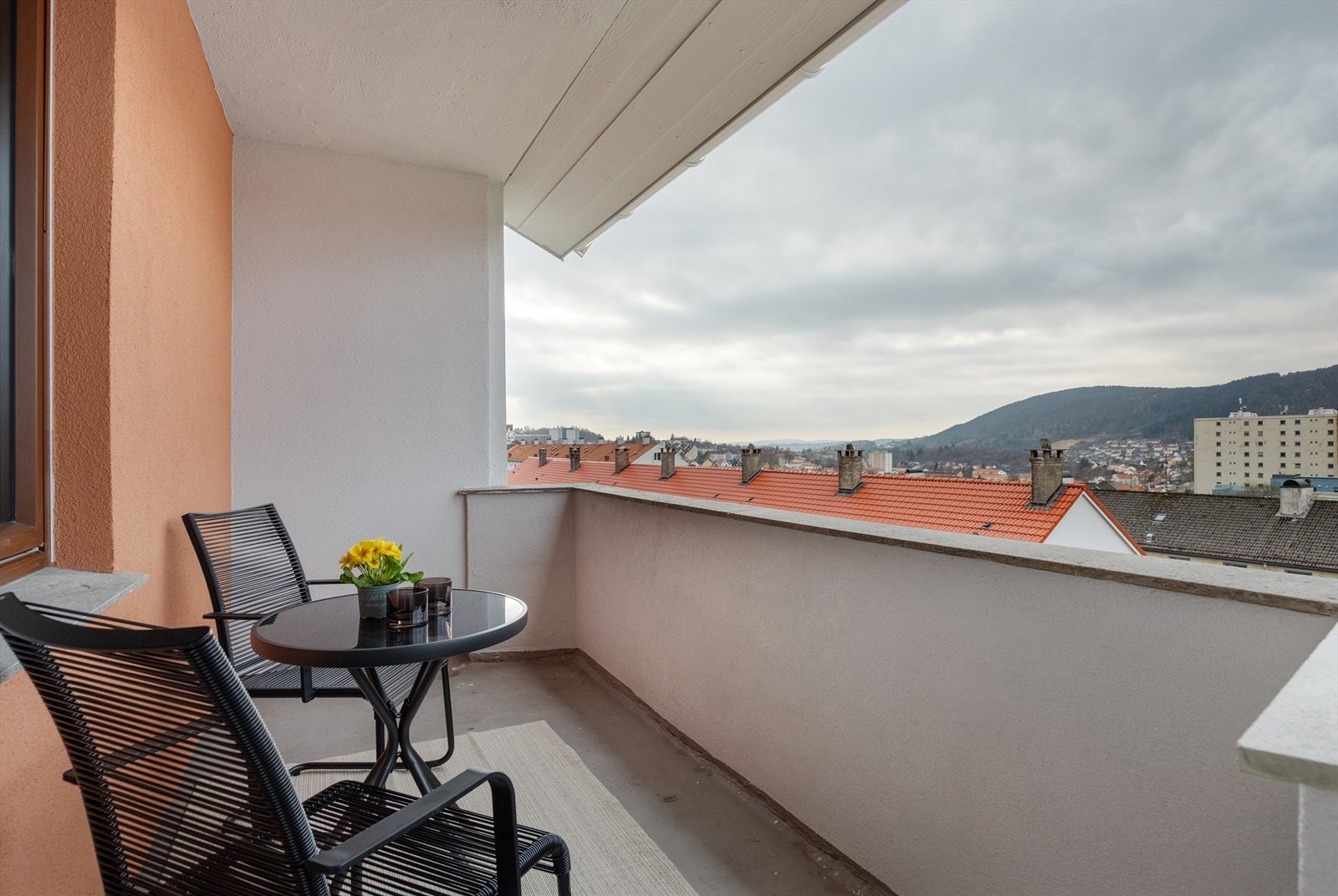 Ut fra stuen har man en romslig altan på 7m² hvor man har god plass til utemøbler. Altanen ligger vestvendt, og har gode solforhold. Galleribilde