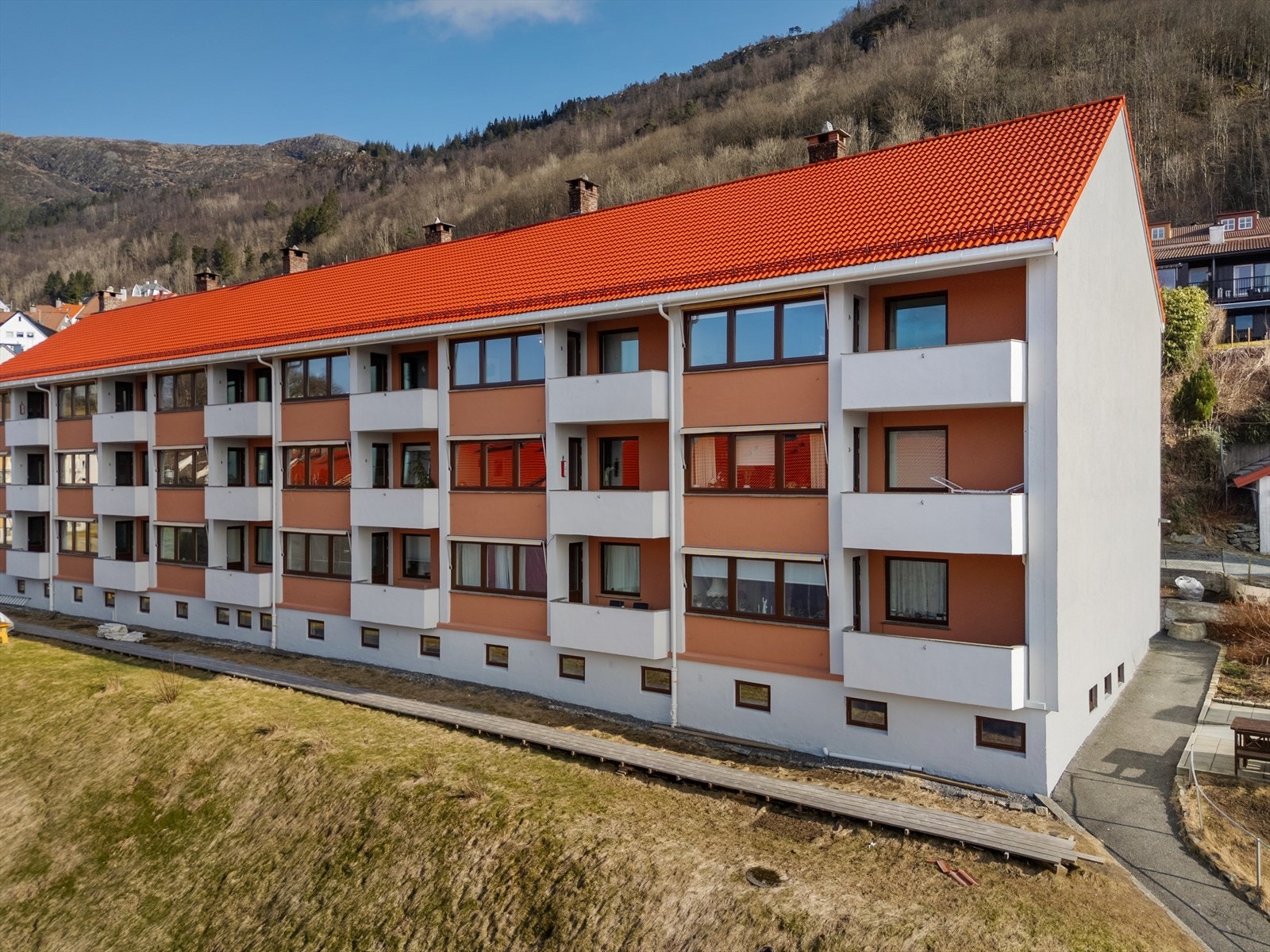 Leiligheten har en sentral beliggenhet, med kort vei til butikker, buss og fine turområder! Galleribilde