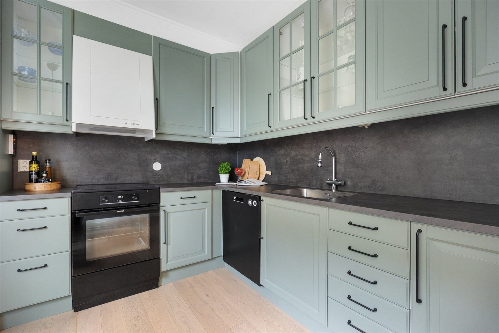 Kjøkkenet er innholdsrikt med god skap og benkeplass Galleribilde