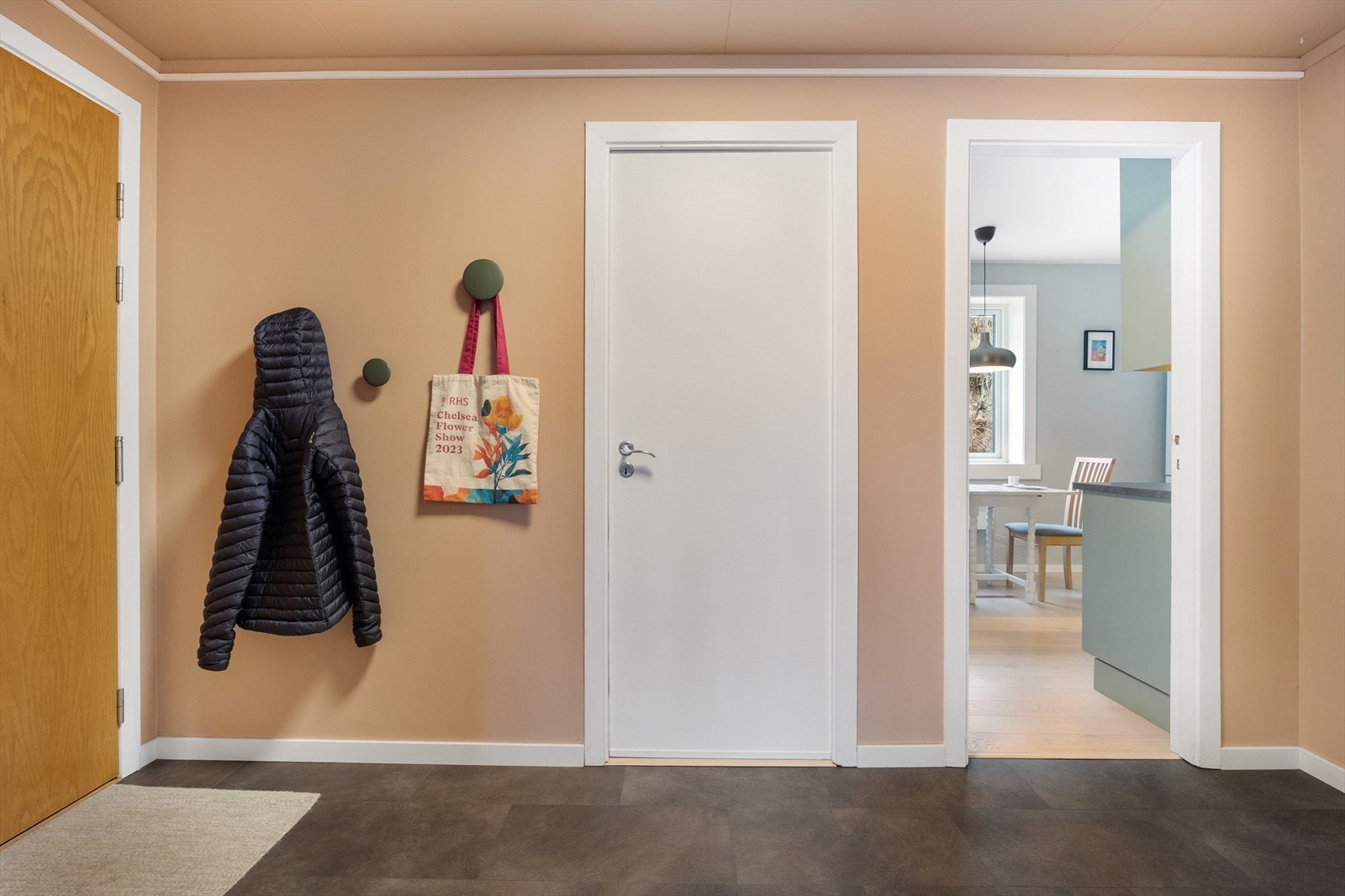 Fra stuen og gjennom entréen kommer man ut til kjøkken, bad og et soverom Galleribilde