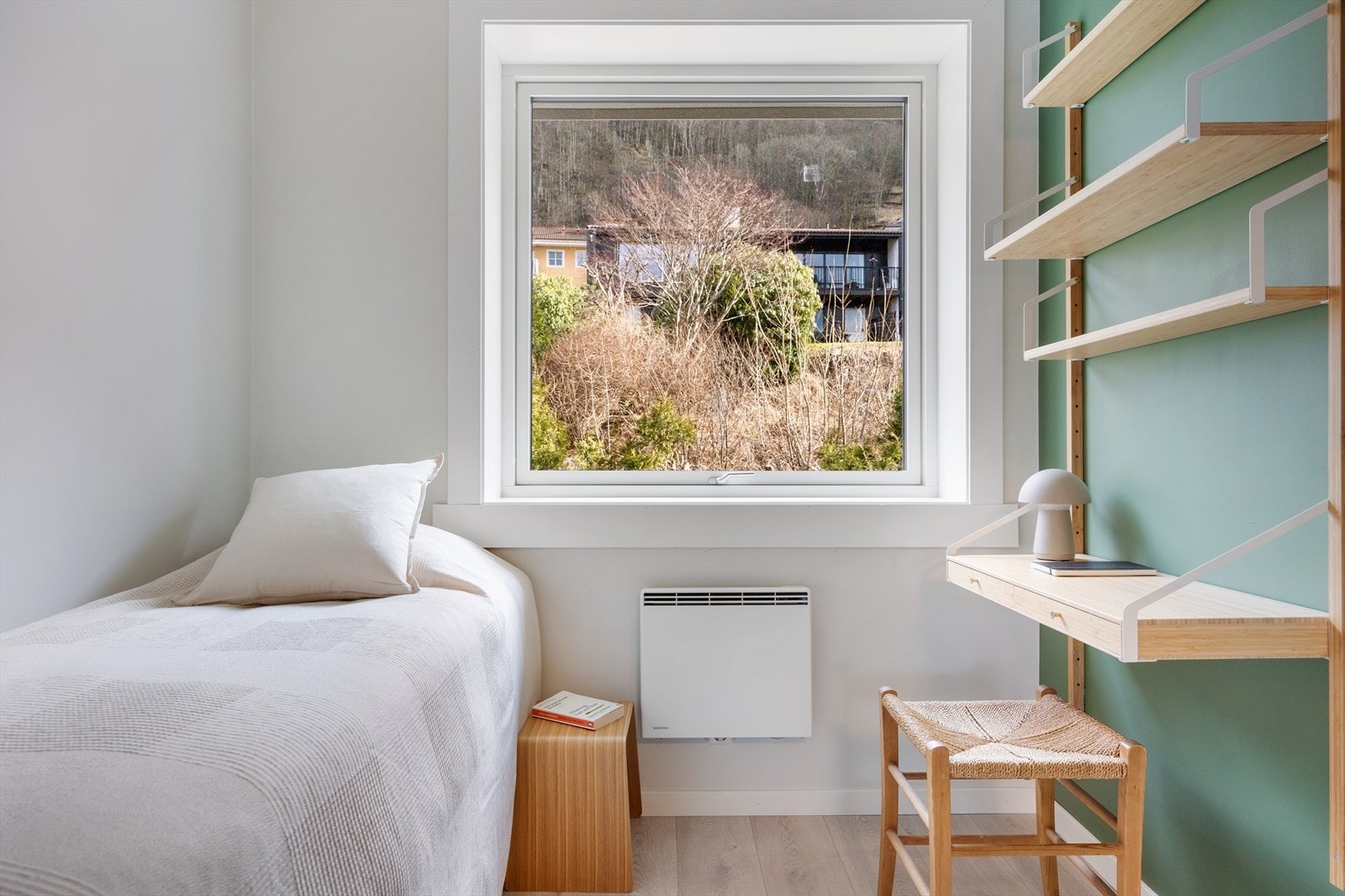 Rommet passer ypperlig som enten barnerom, hjemmekontor eller annen ønsket bruk. Galleribilde