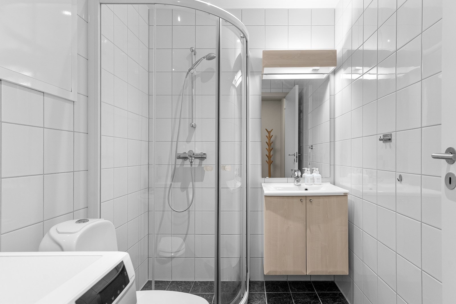 Helfliset bad med gulvvarme og rør-i-rør fordelerskap. Galleribilde