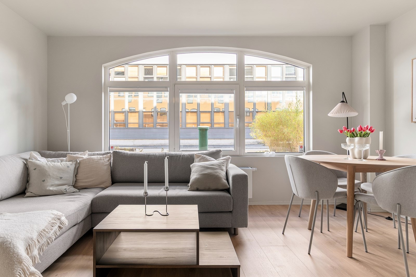 Her er det store vindusflater som gir rikelig med naturlig lysinnslipp. Galleribilde