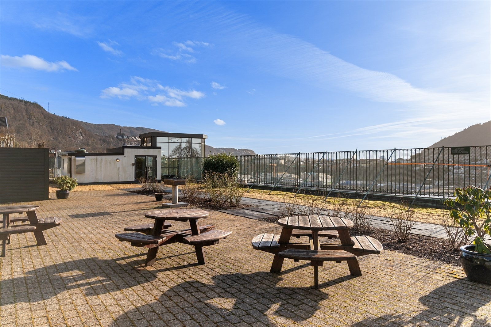 Herlig felles takterrasse pent opparbeidet med diverse beplantninger, grøntareal og belagt terrassestein med sitteområde! Galleribilde