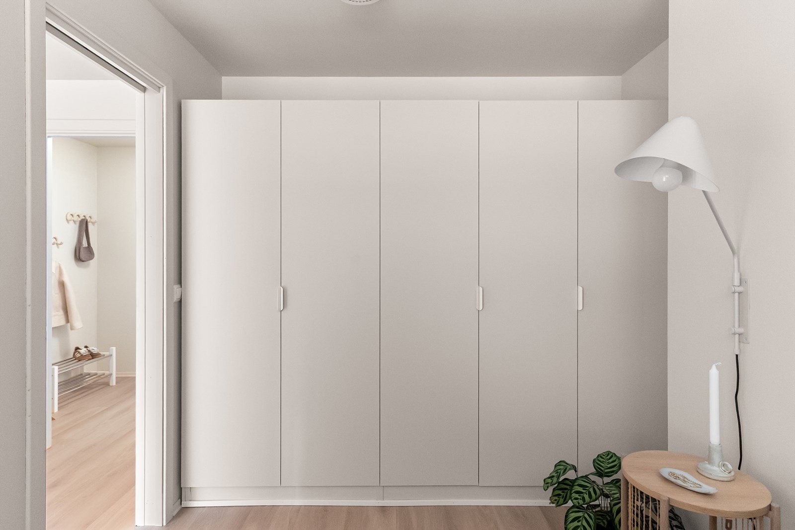 Medfølgende stort garderobeskap. Galleribilde