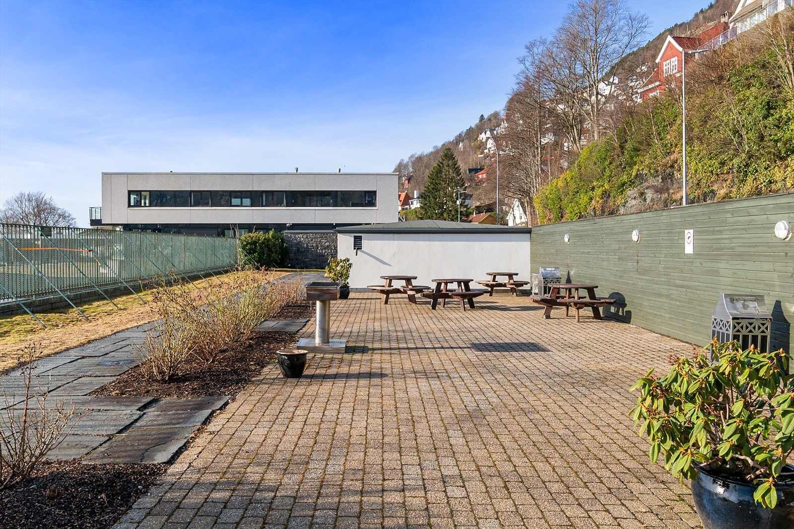 Fra boligen har man gang- og sykkelavstand til blant annet Haukeland universitetssykehus, Haraldsplass og Odontologen. Galleribilde