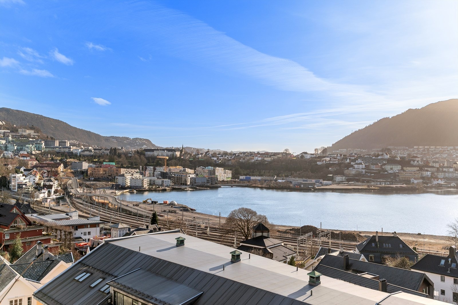 Utsikten fra takterrassen strekker seg fra Ulriken og Landåsfjellet til over Lungegårdsvannet og Løvstakken. Galleribilde