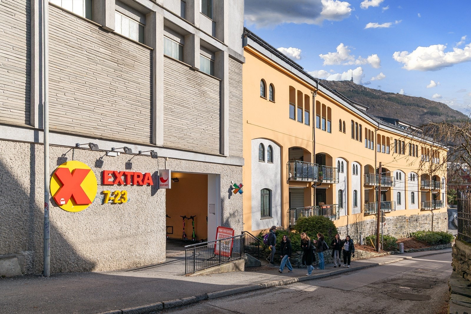 Dagligvarebutikk går du tørrskodd til. Søndagsåpen butikk 10min gange i koselige omgivelser ved Møllendal. Tips; Ta brunsjen hos Møllendal Fetevare! Galleribilde