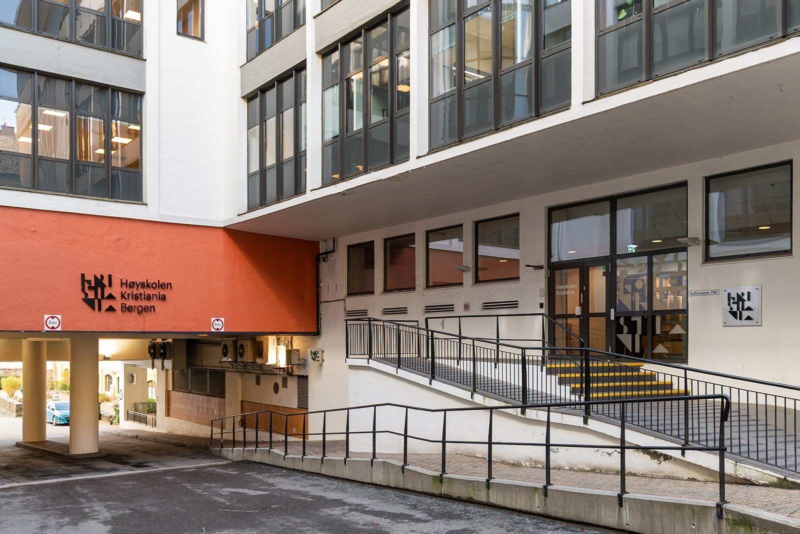 Kort reisevei til Bergens studieinstitusjoner som Høyskolen Kristiania Bergen, HVL, UIB, BI, Det Juridiske Fakultet m.m. Busstoppet like ved har linjer som 6, 5, 16E og 11. Galleribilde