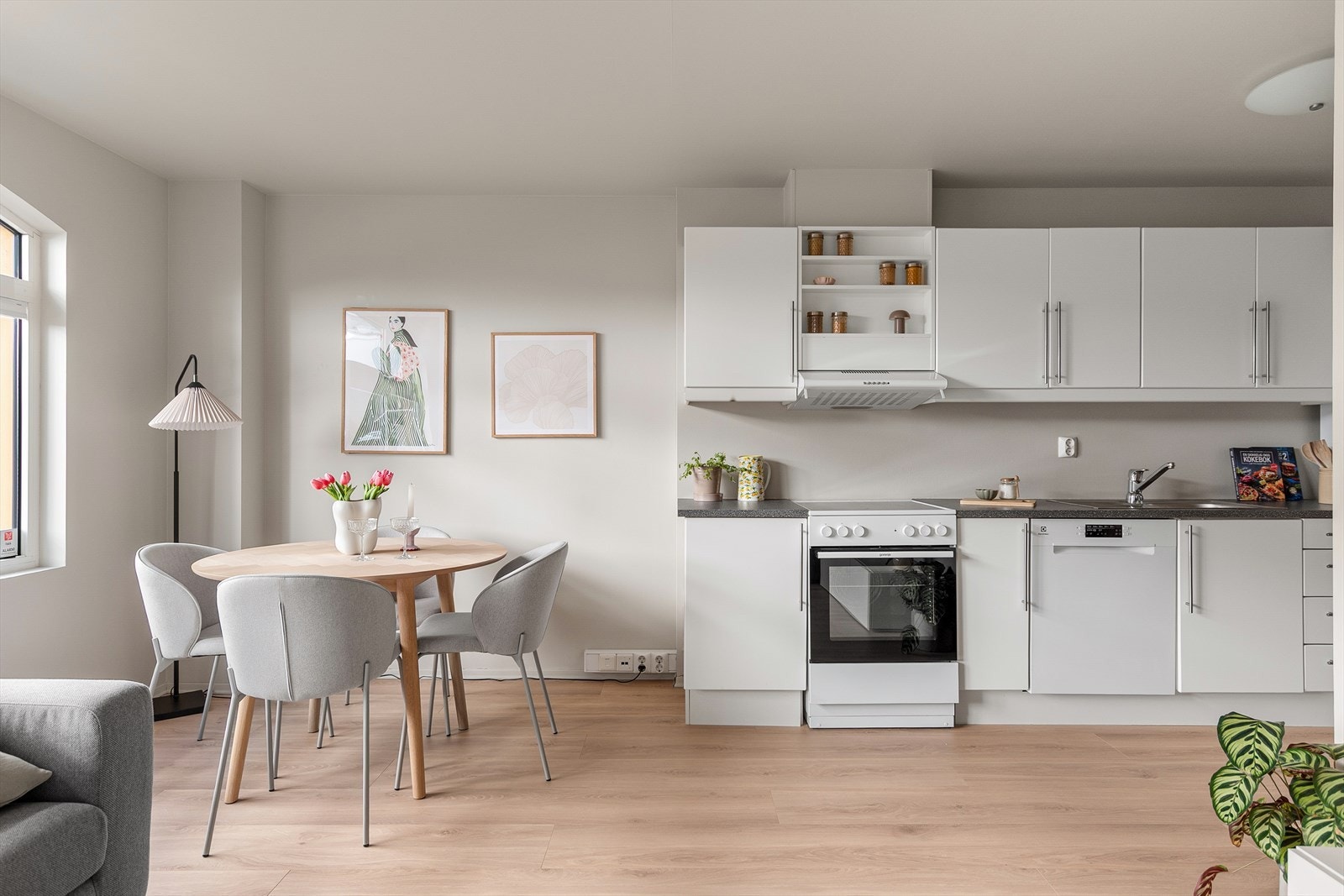 Flott leilighet av god standard(ingen TG3) i et populært boligstrøk på Kalfaret med tilgang til felles takterrasse! Galleribilde