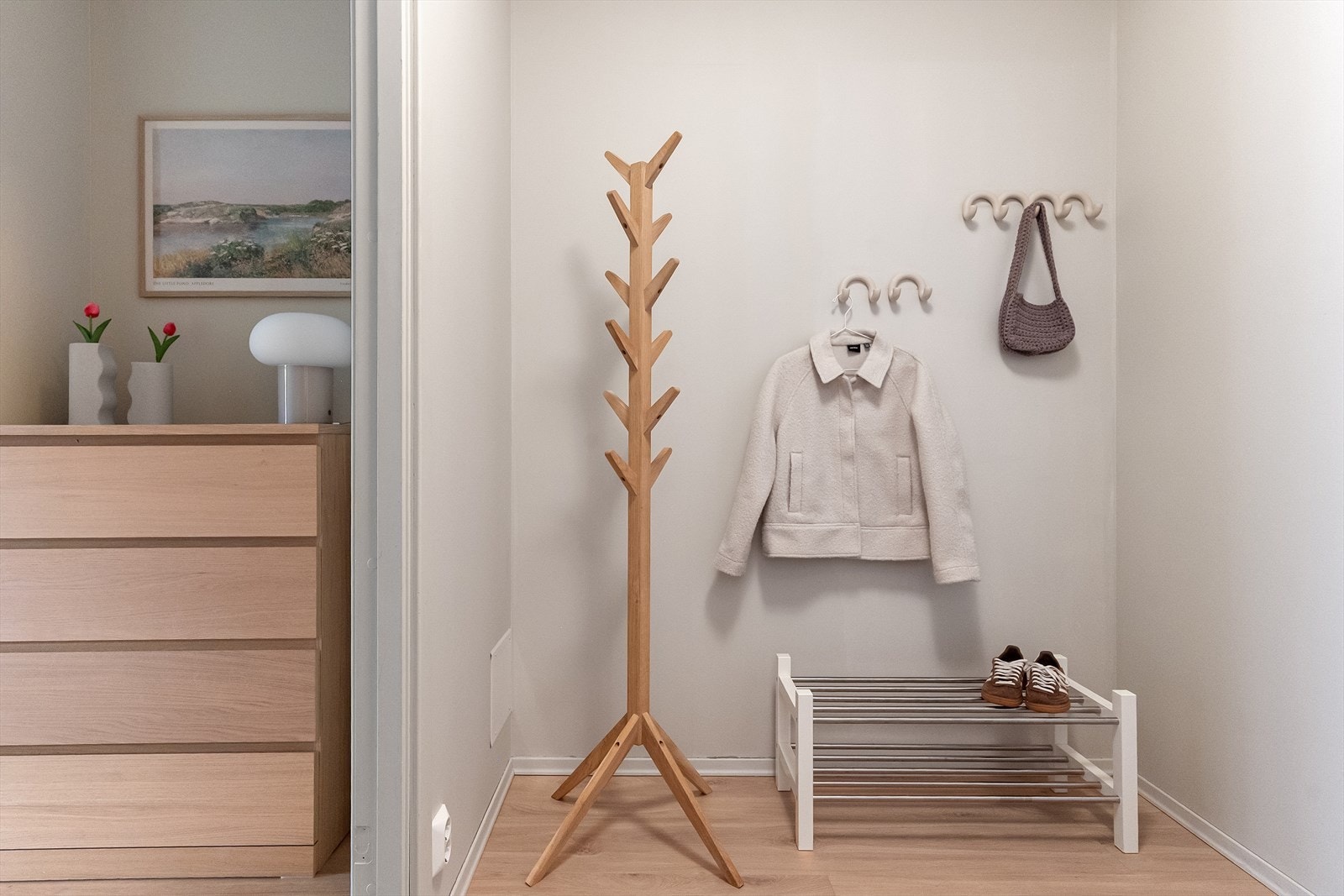 I tillegg til nisje for kommode, byr leiligheten på eget vindfang med rikelig plass til ytterklær. Galleribilde