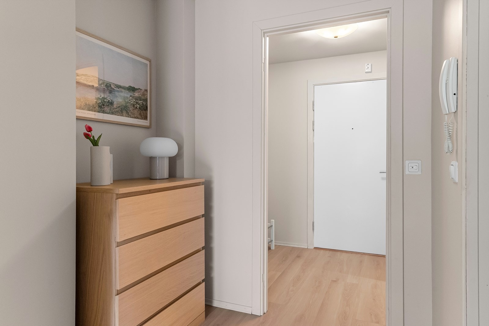 Her er det dørtelefon for betjening av ytterdøren. Bygget har app-løsning UnLoc for nøkkelfri adgang. Galleribilde