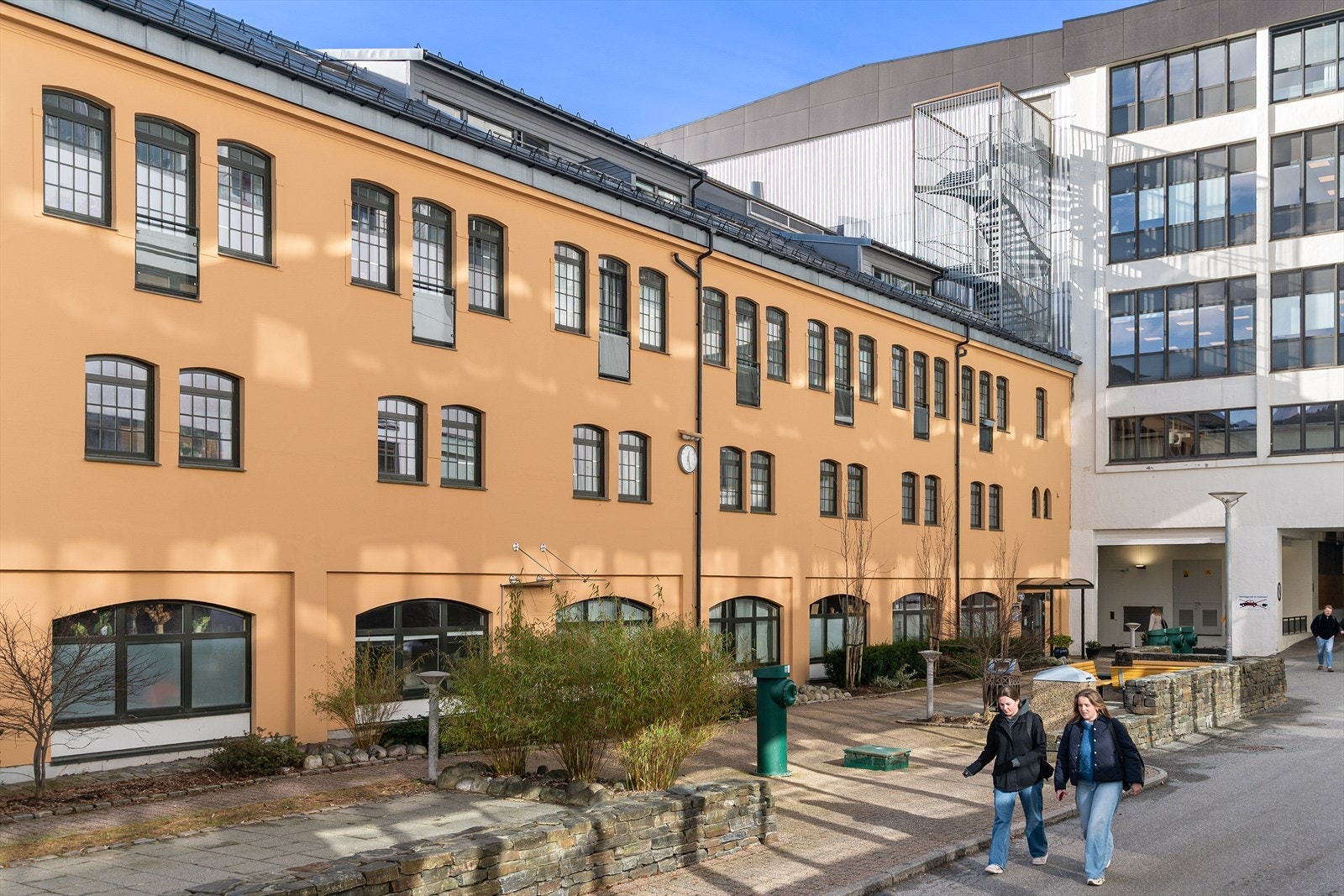 Snarvei til busstopp (3min) med mange linjer og hyppige avganger! Ellers både bysykler og Ryde rett utenfor døren. Galleribilde