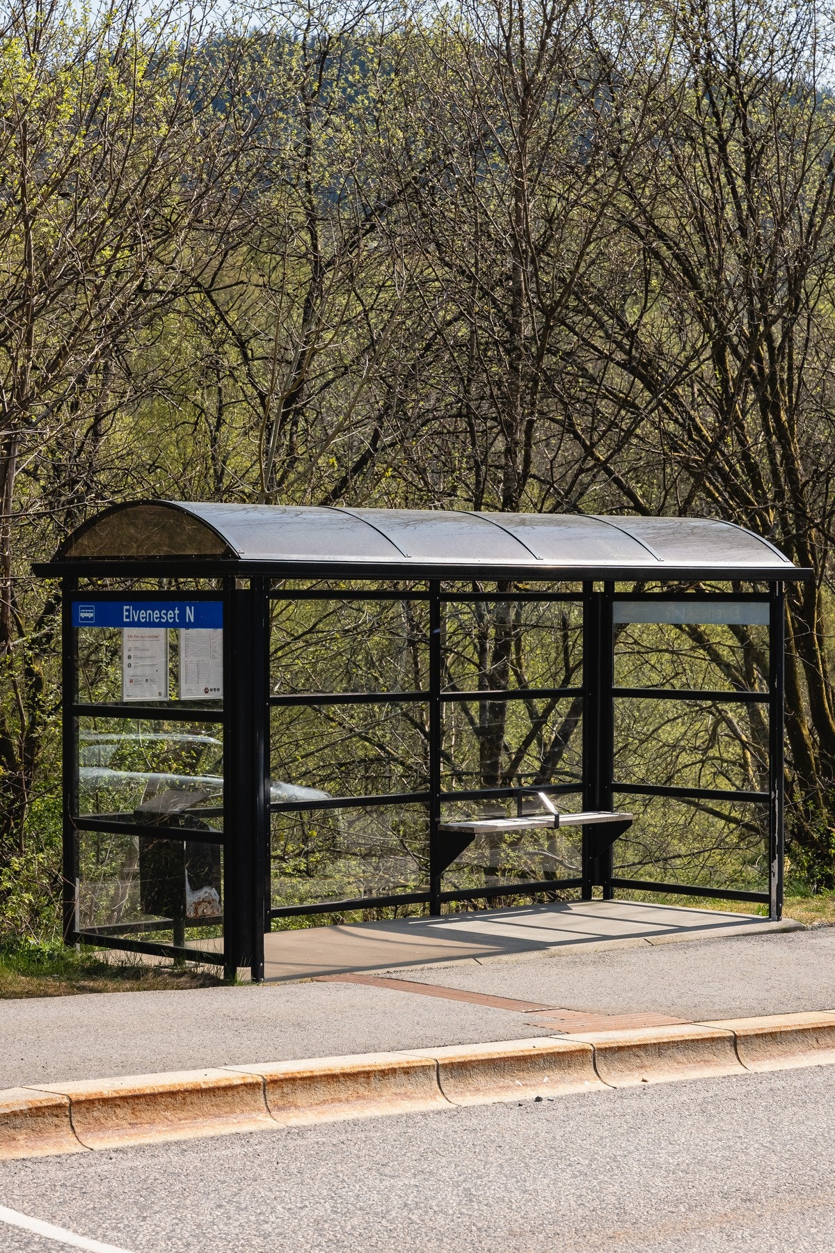 - Busstoppet ligger like ved - Galleribilde