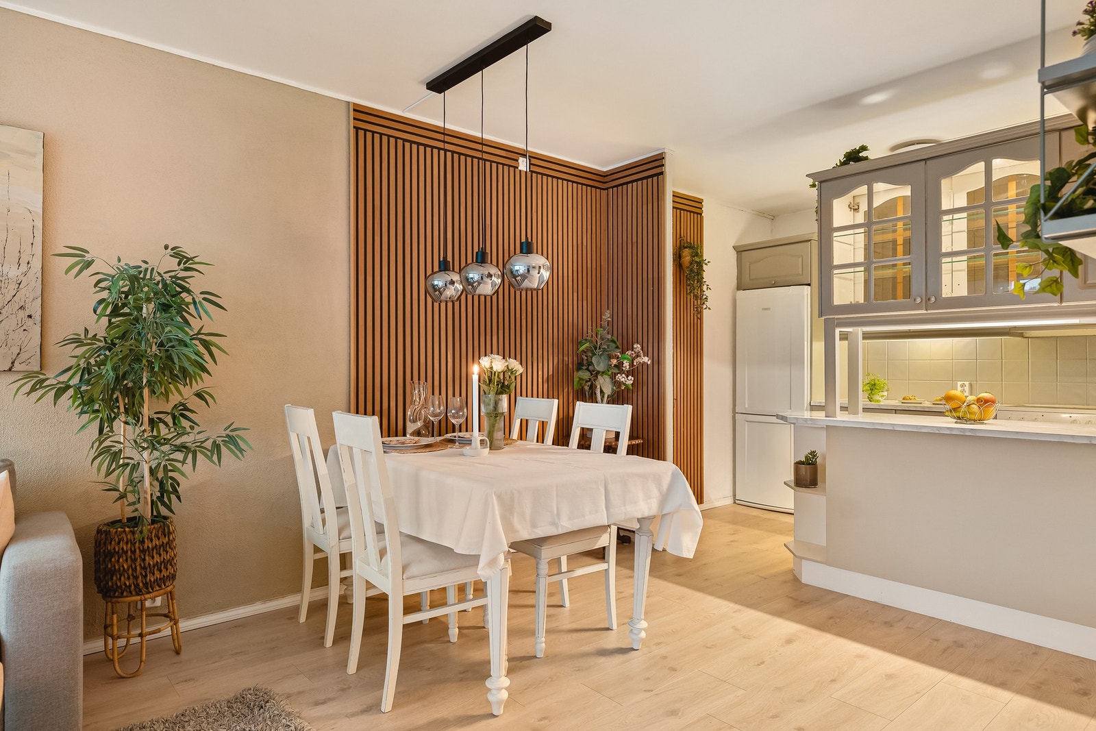 - Nymalte kjøkken og kjøkkenskap i rolige jordfarger - Galleribilde