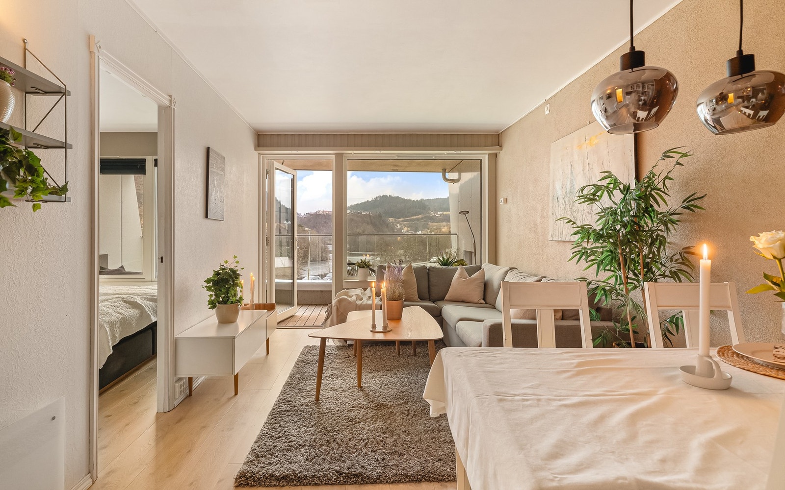 - Fra stuen er det utgang til en romslig sørvendt balkong på ca. 10,4 m² - Galleribilde