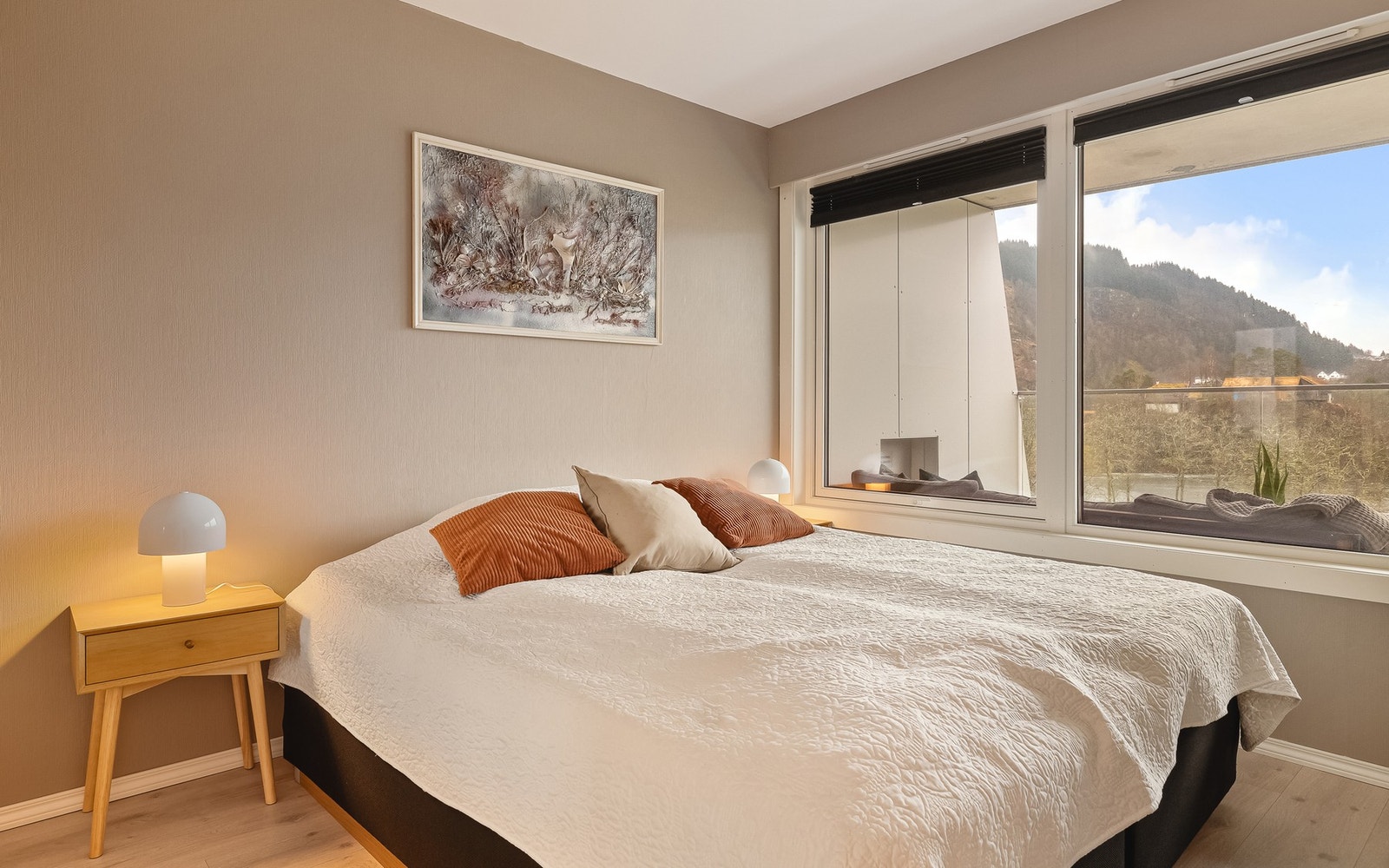 - Soverommet har god størrelse med plass til dobbeltseng og nattbord, i tillegg til stor garderobe som gir gode oppbevaringsmuligheter - Galleribilde