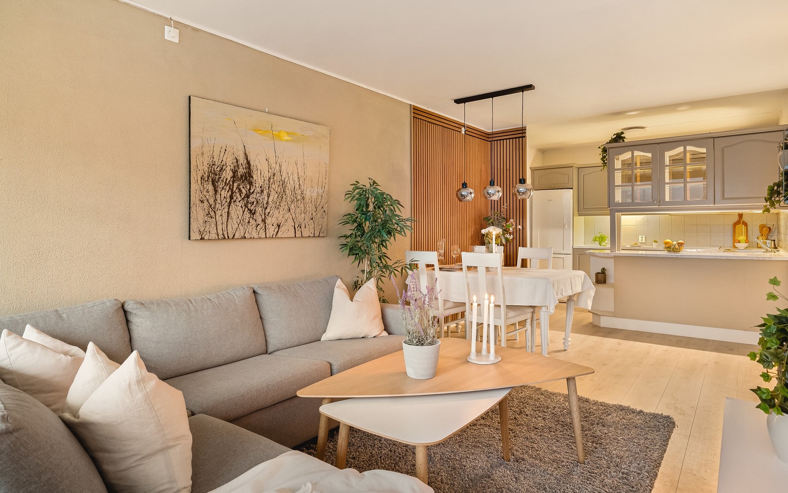 - Stuen har en god størrelse og naturlig plass til både sofa og spisebord - Galleribilde