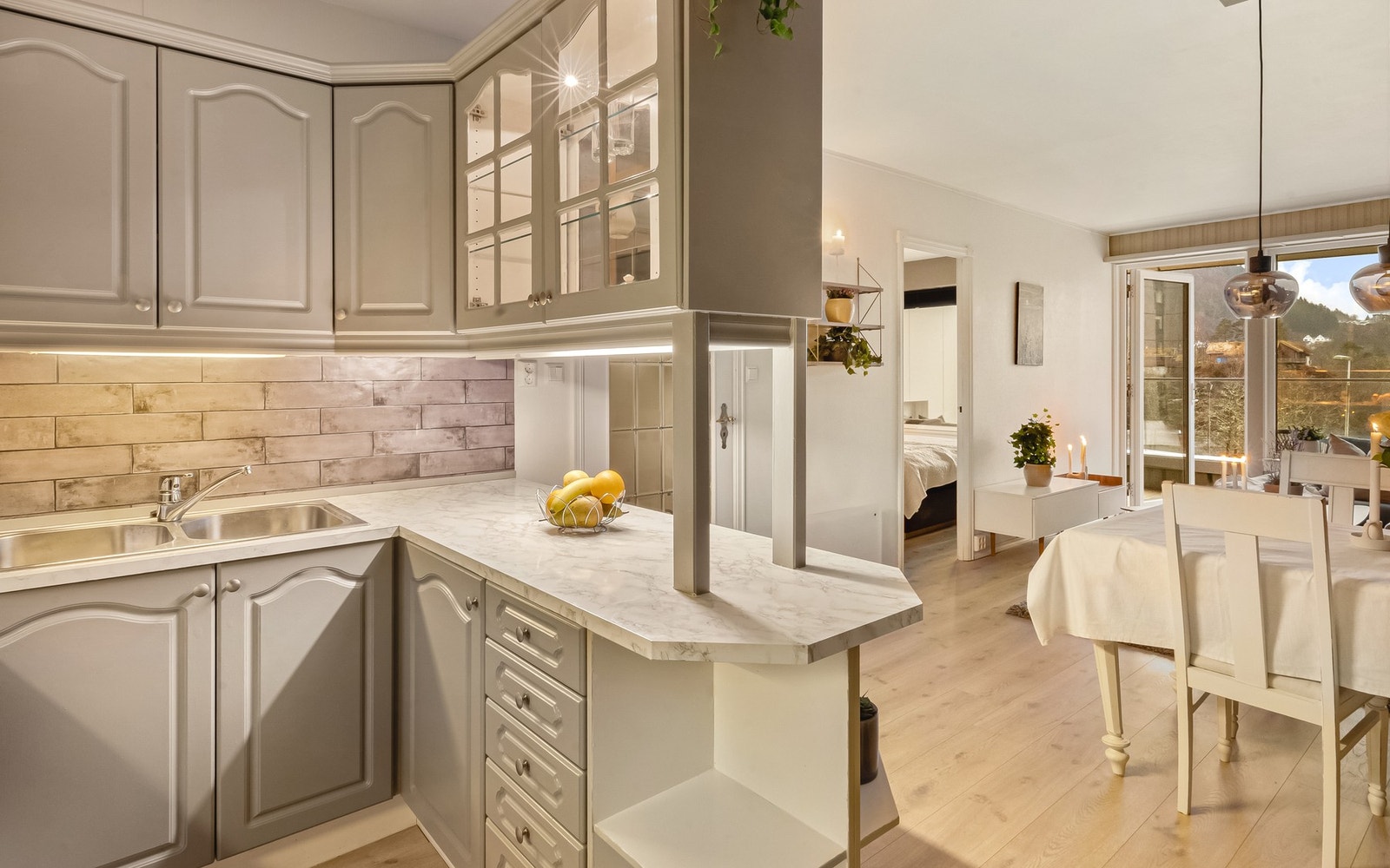 - Det er lagt fliser over benkeplate og belysning/stikk under overskap - Galleribilde