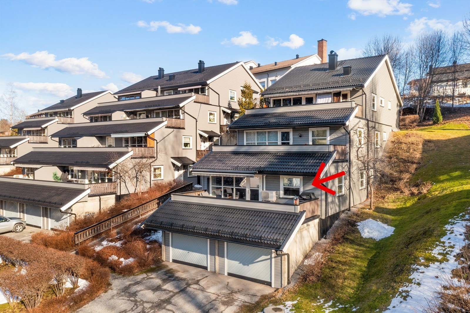 Eiendommen er pent opparbeidet med asfaltert adkomst og diverse beplantning. Galleribilde