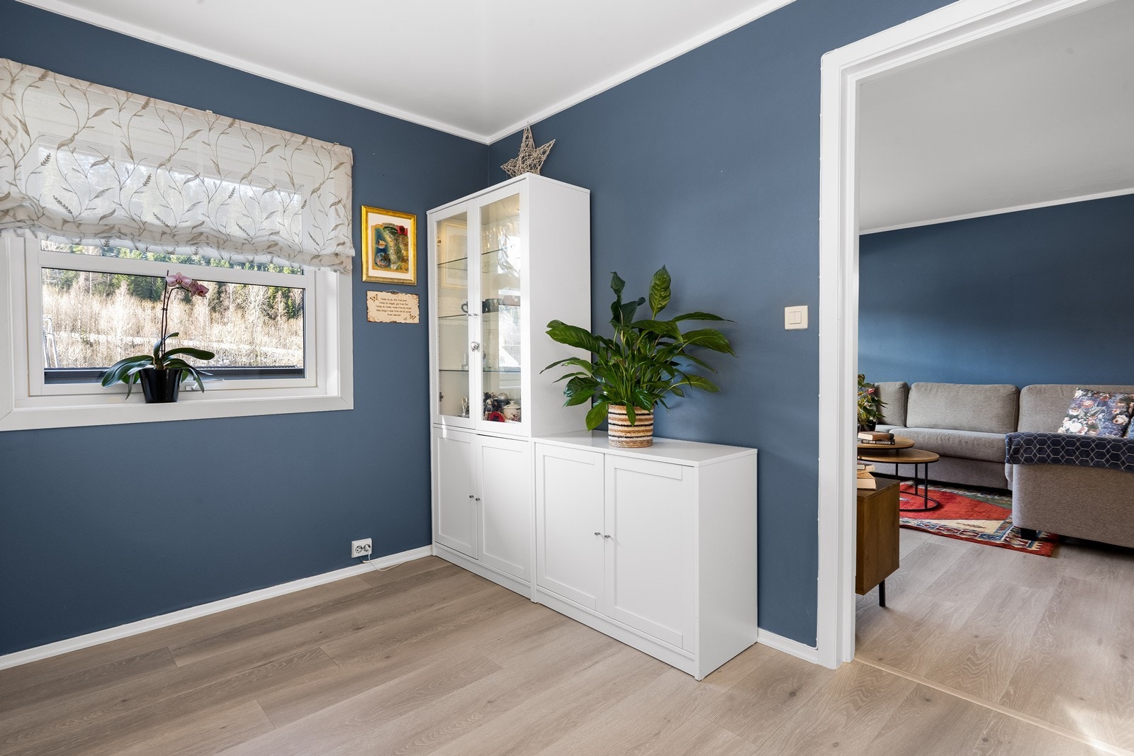 Kjøkkenet er romslig og har god plass til en hyggelig spisegruppe. Galleribilde