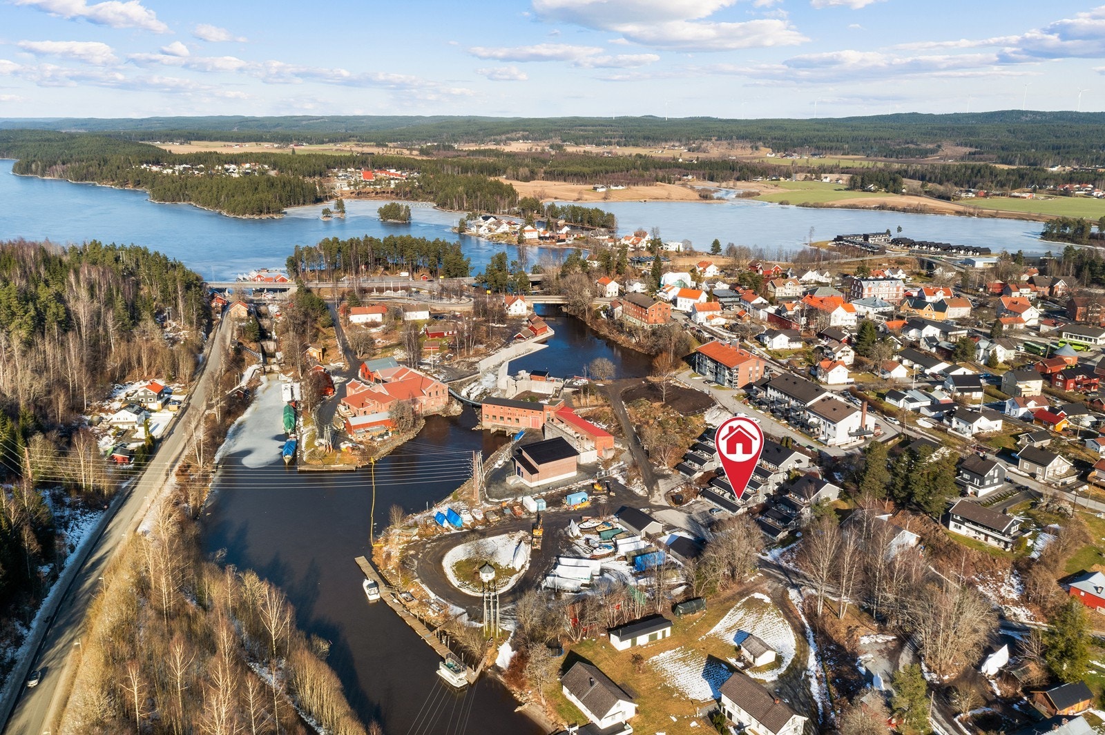 Leiligheten ligger i et veletablert boligområde i Ørje sentrum, med kort avstand til skoler, barnehager, offentlig transport og et godt utvalg servicetilbud og fasiliteter. Galleribilde