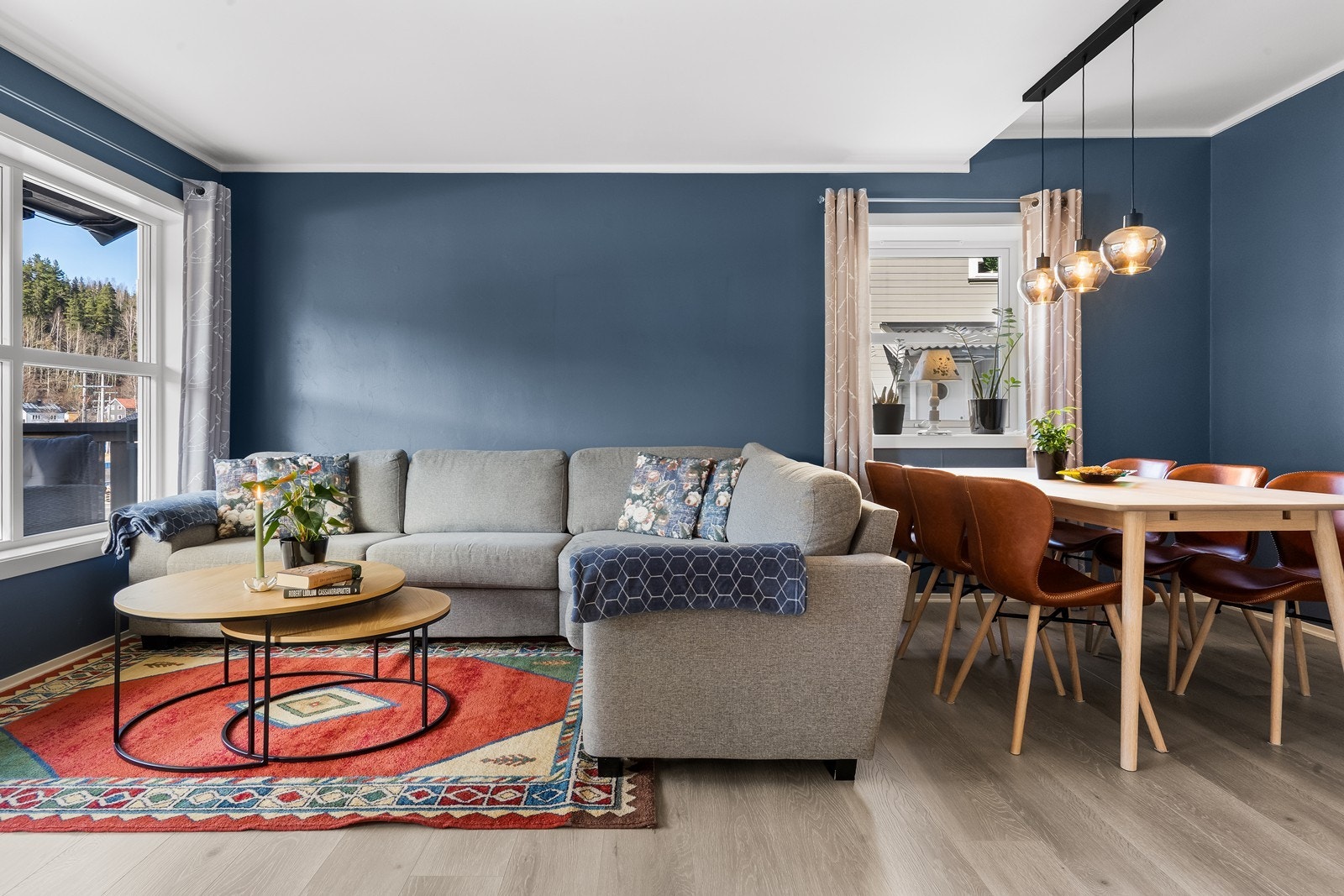 Stuen har plass til både sofa- og spisegruppe. Galleribilde