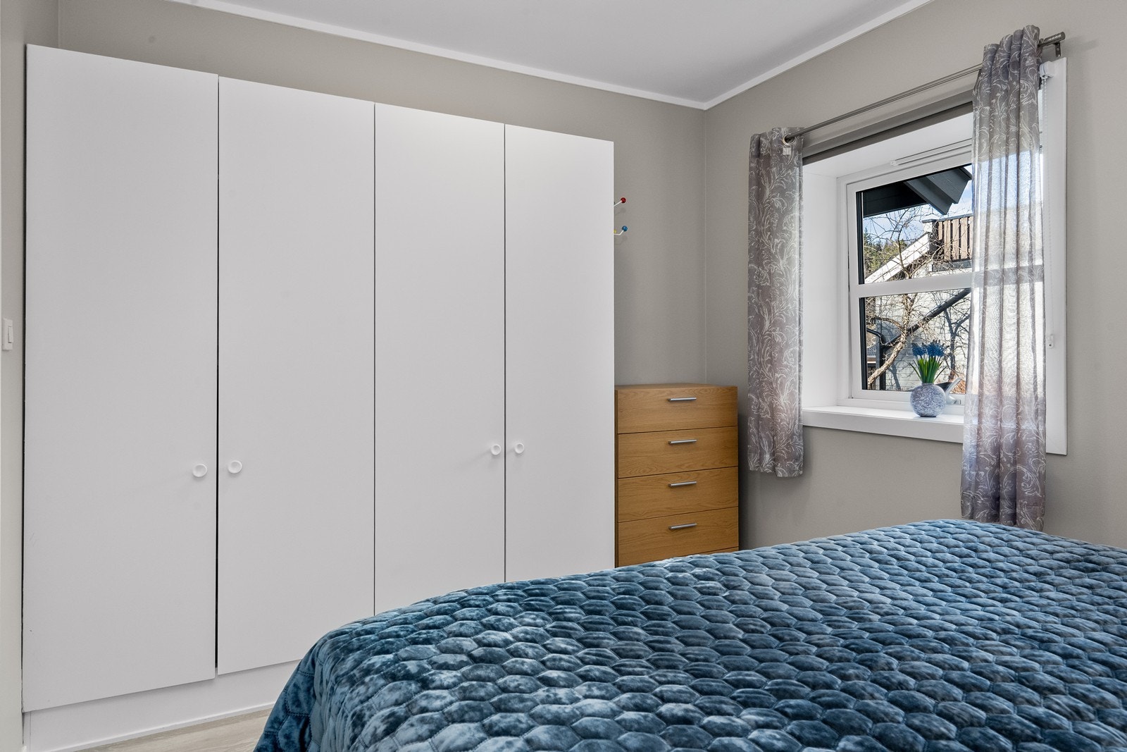 Leiligheten har to romslige soverom med god plass til dobbeltseng og gode oppbevaringsmuligheter. Galleribilde