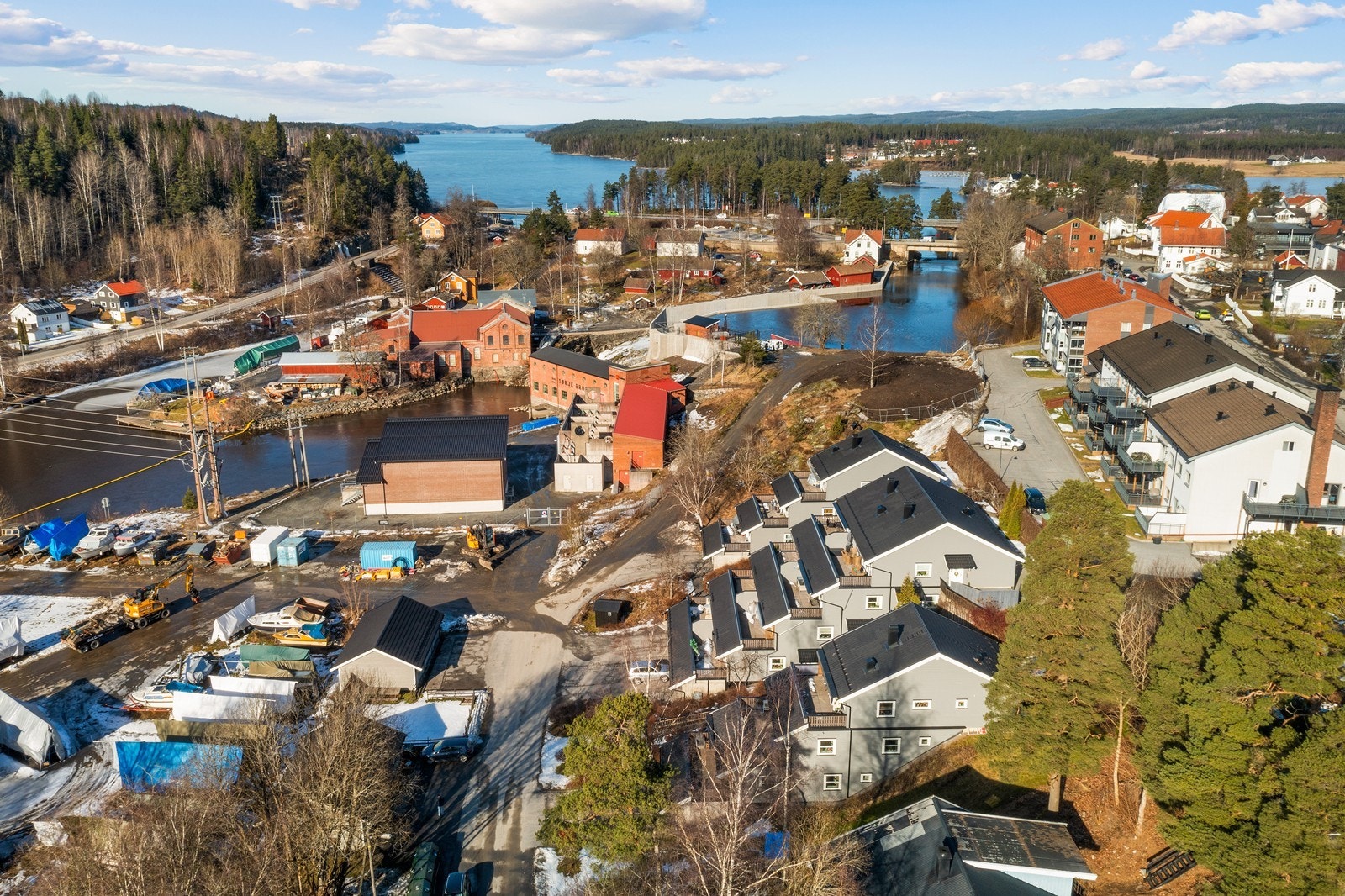 Området byr også på flotte turmuligheter, idylliske badeplasser og gode fiskevann. Ørje har dessuten et rikt kulturliv. Fra boligen er det ca. 90 km til Oslo, og det er kort vei til Sverige. Galleribilde