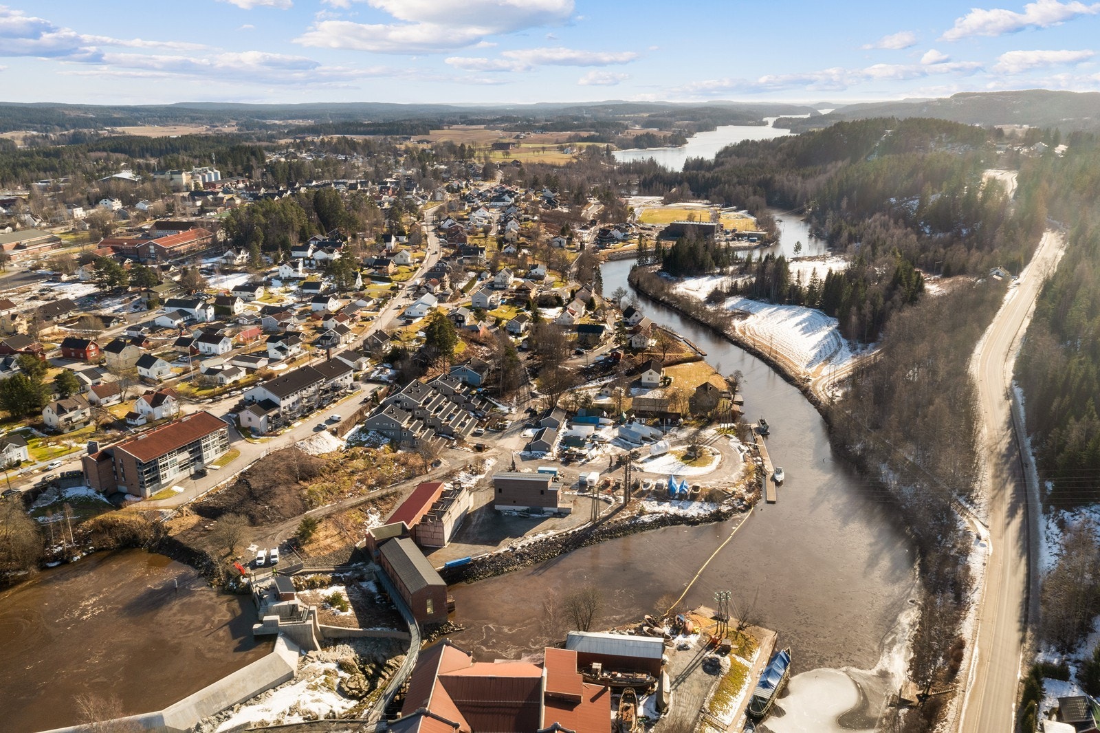 I nærområdet finner du blant annet lekeplass, fotballbane, idrettshall, treningssenter og svømmehall. Galleribilde
