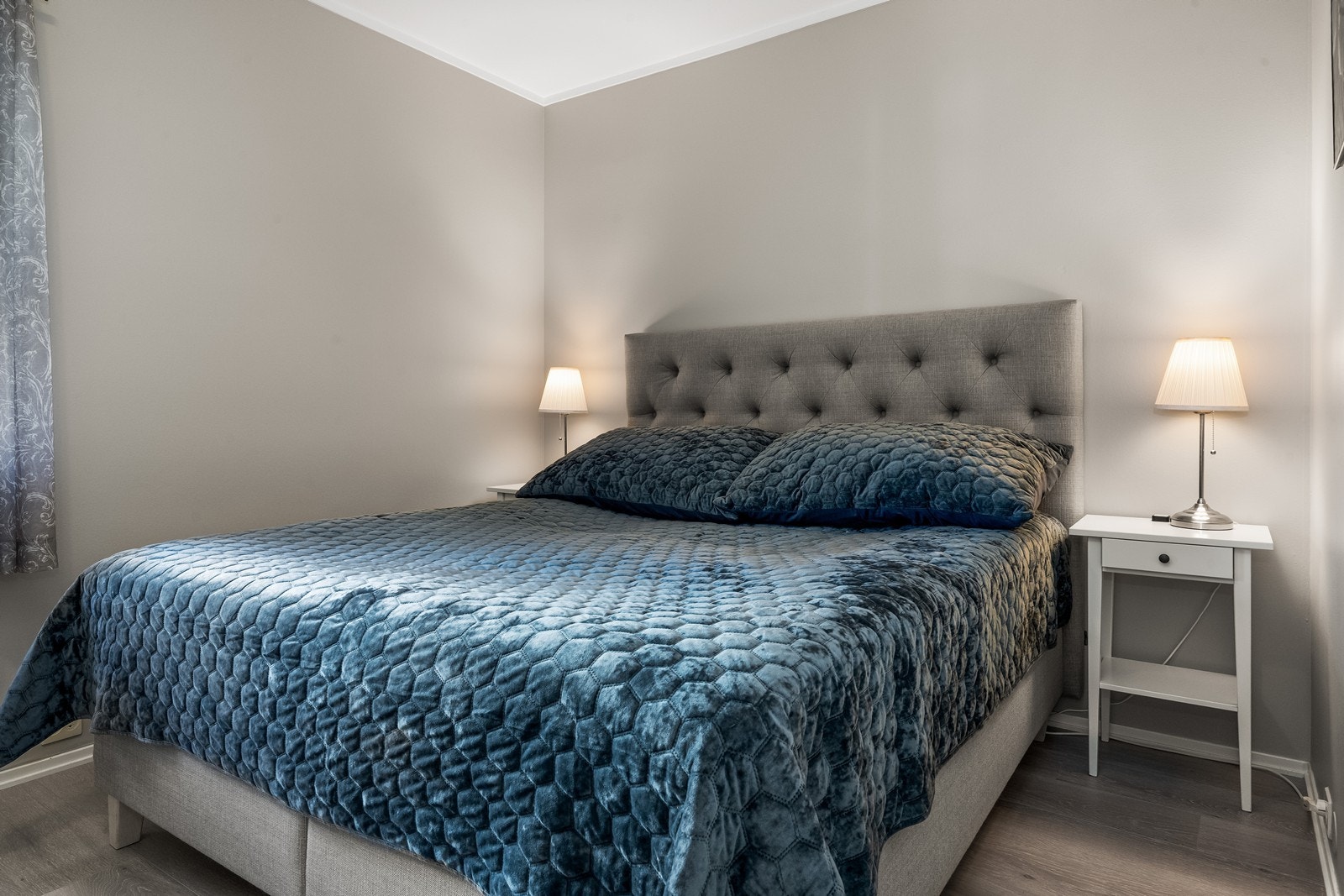 Leiligheten har to romslige soverom med god plass til dobbeltseng og gode oppbevaringsmuligheter. Galleribilde