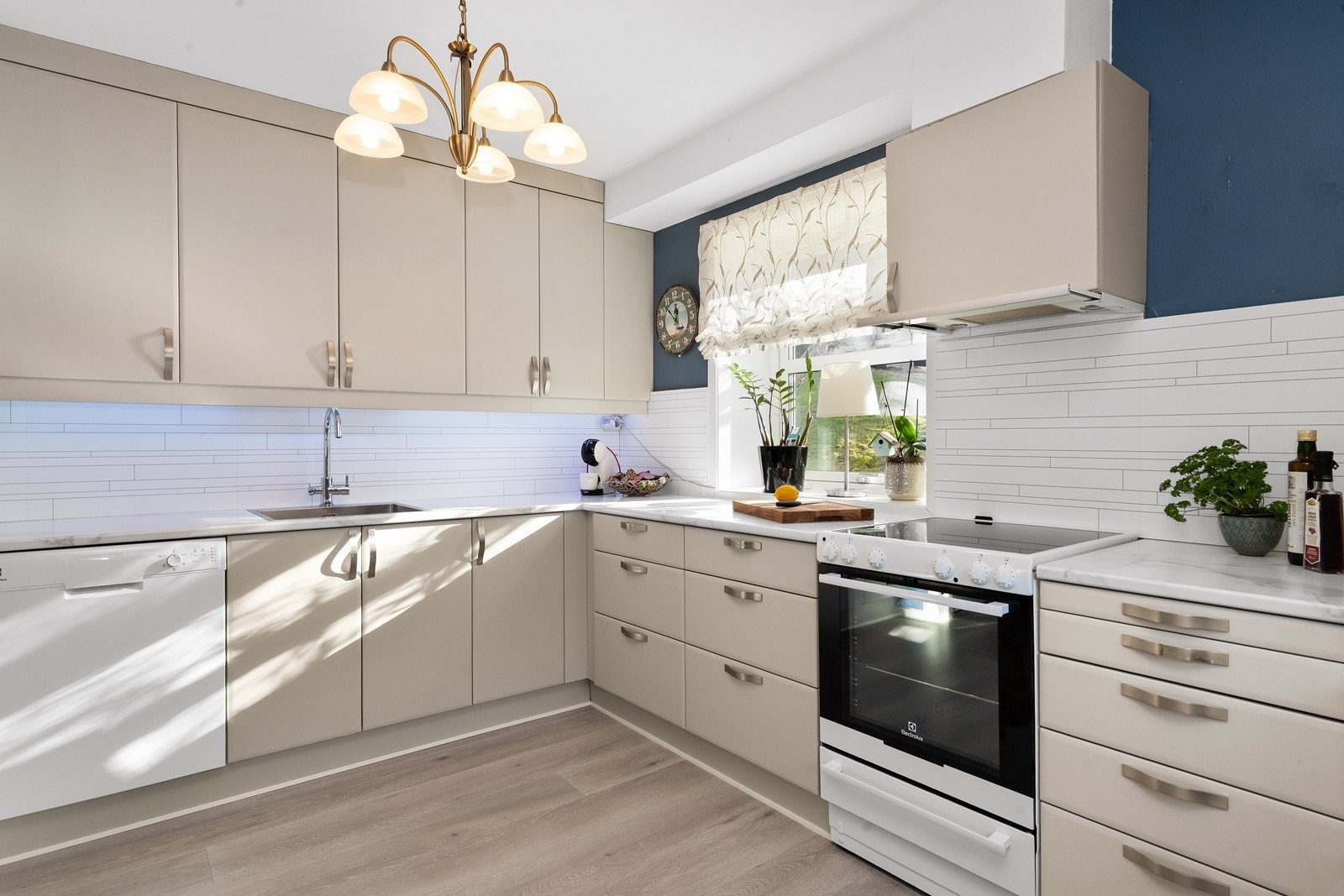 Lyst og hyggelig kjøkken med rikelig skap- og benkeplass. Galleribilde