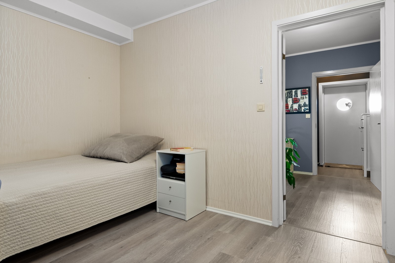 Leiligheten har to romslige soverom med god plass til dobbeltseng og gode oppbevaringsmuligheter. Galleribilde