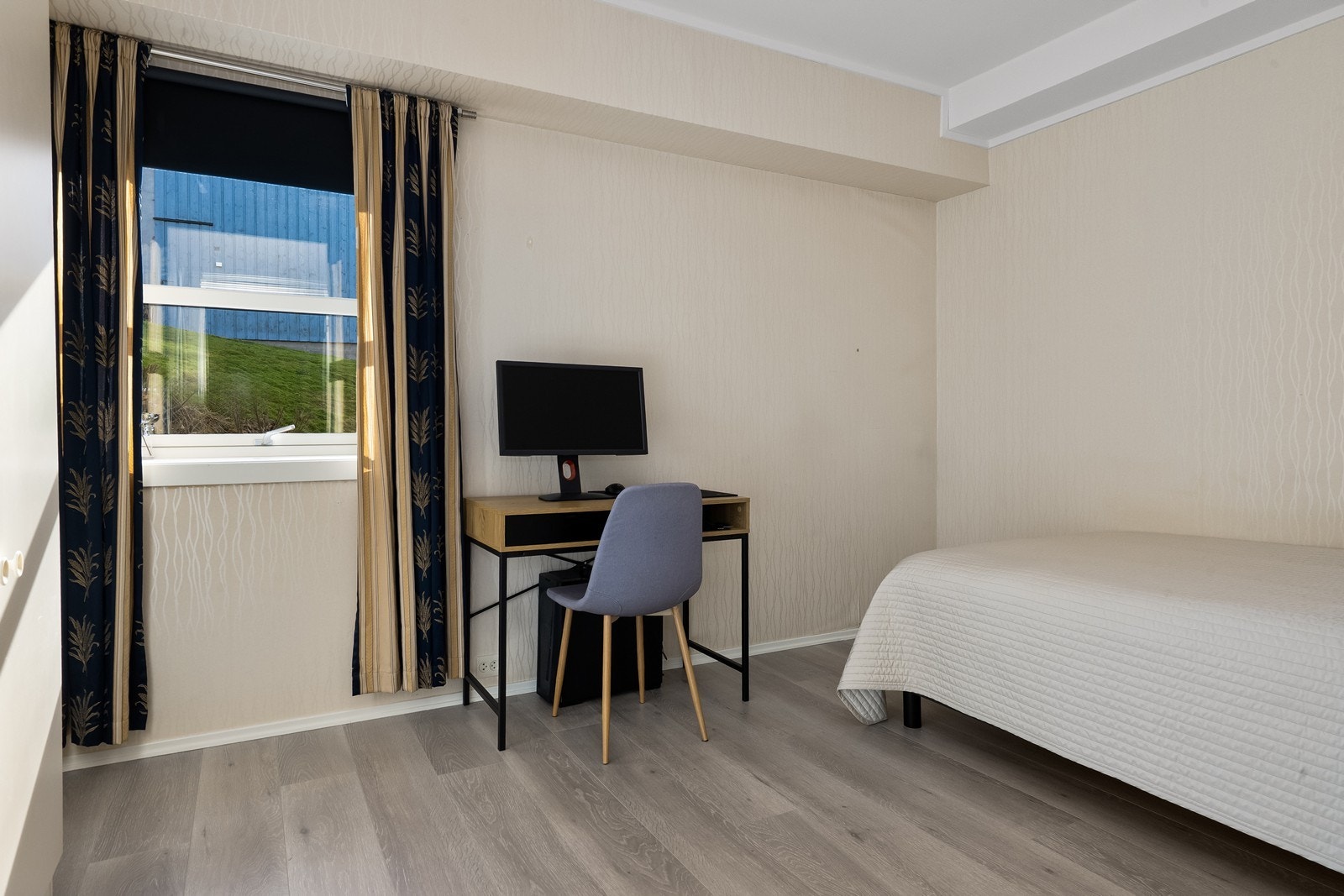 Leiligheten har to romslige soverom med god plass til dobbeltseng og gode oppbevaringsmuligheter. Galleribilde