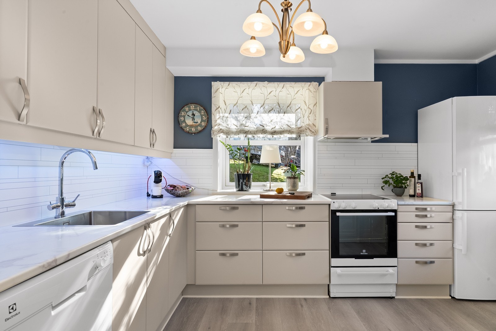 Lyst og hyggelig kjøkken med rikelig skap- og benkeplass. Galleribilde