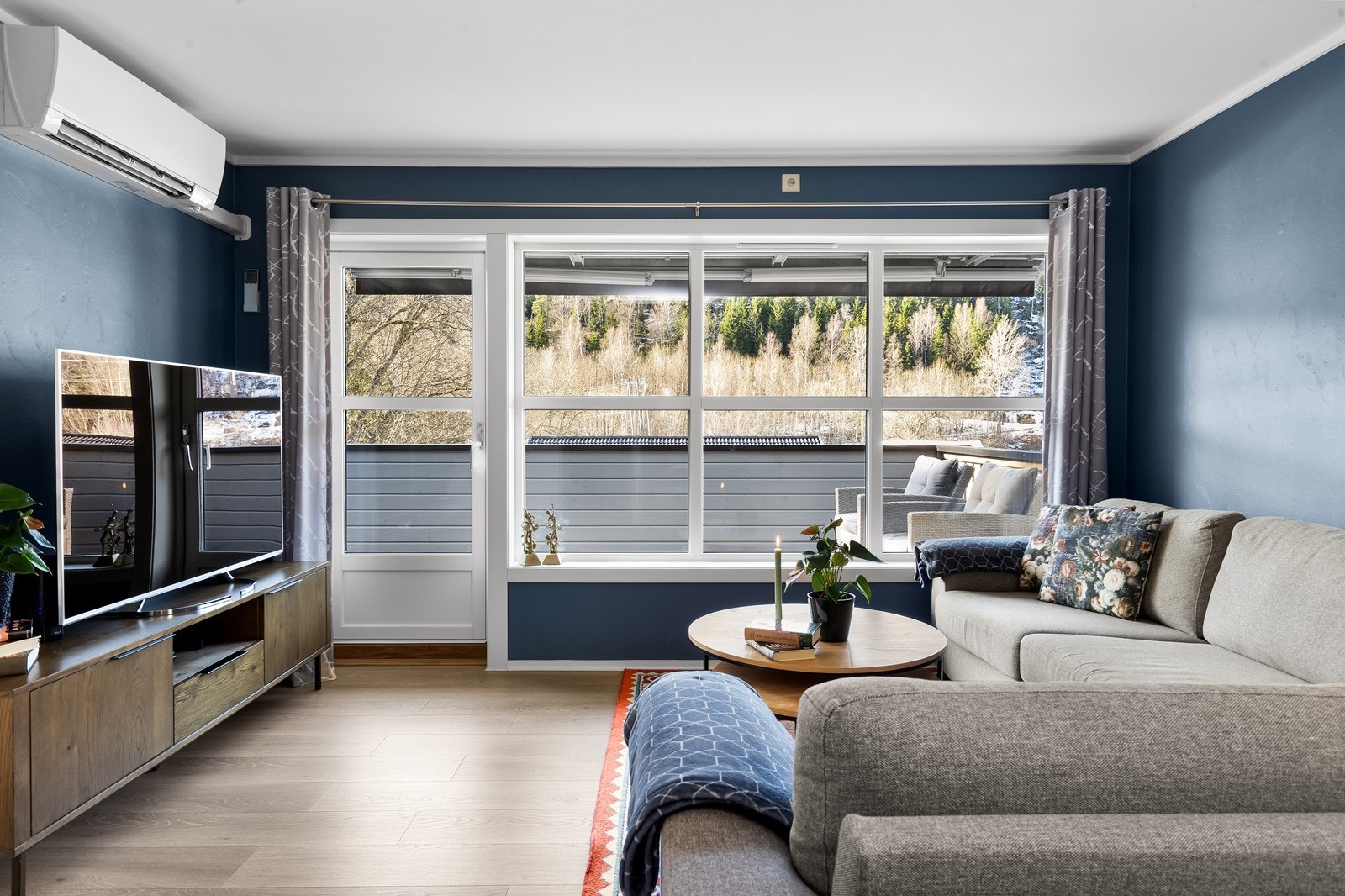 Stuen er utstyrt med varmepumpe som sørger for et godt inneklima gjennom hele året. Galleribilde