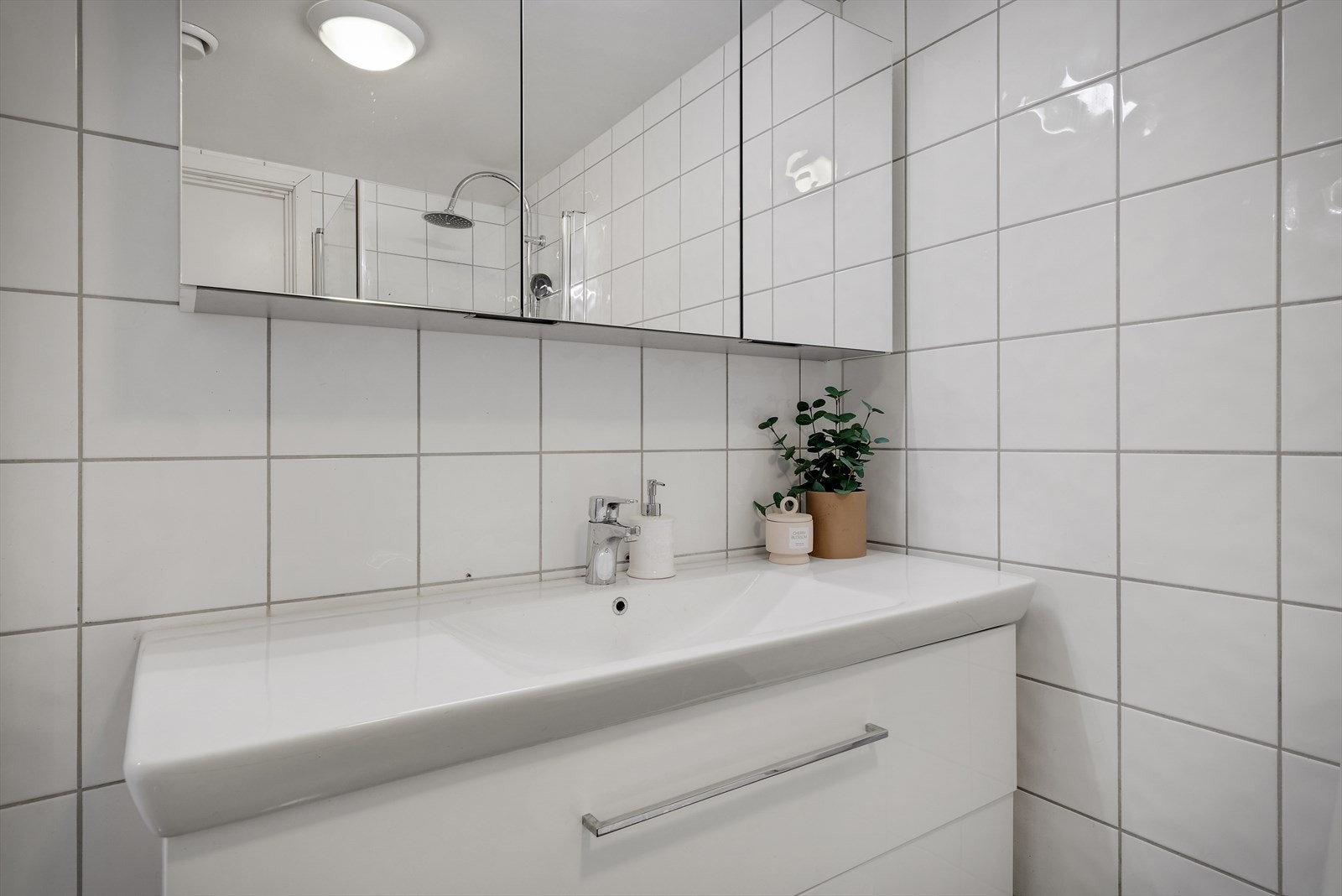 - Et tidløst og helfliset bad med varmekabler i gulvet- Galleribilde