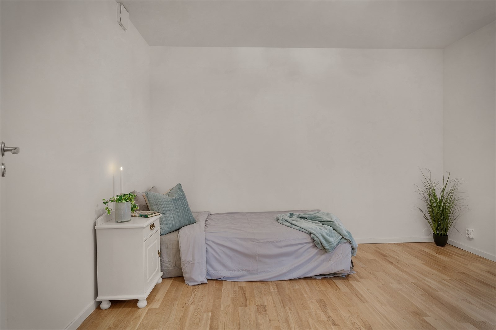 - Lyst og romslig soverom som måler 10,9 m²- Galleribilde