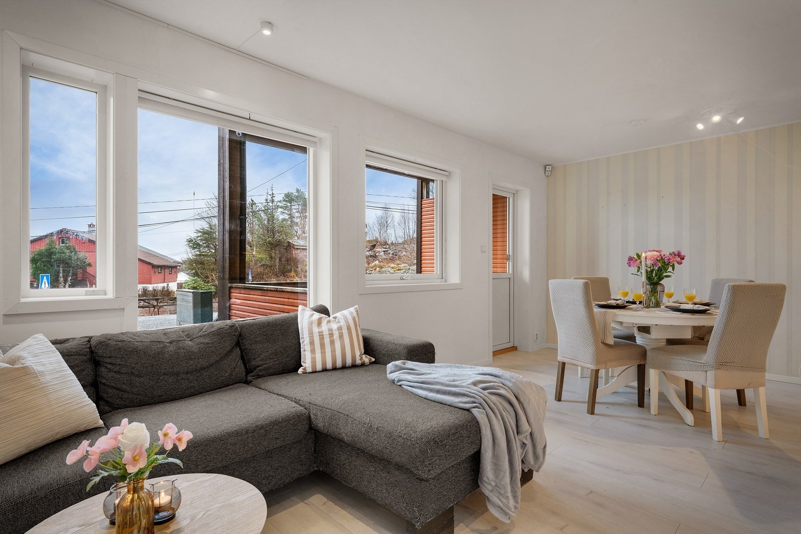 -Store vindusflater som bidrar med rikelig naturlig lys inn i leiligheten- Galleribilde