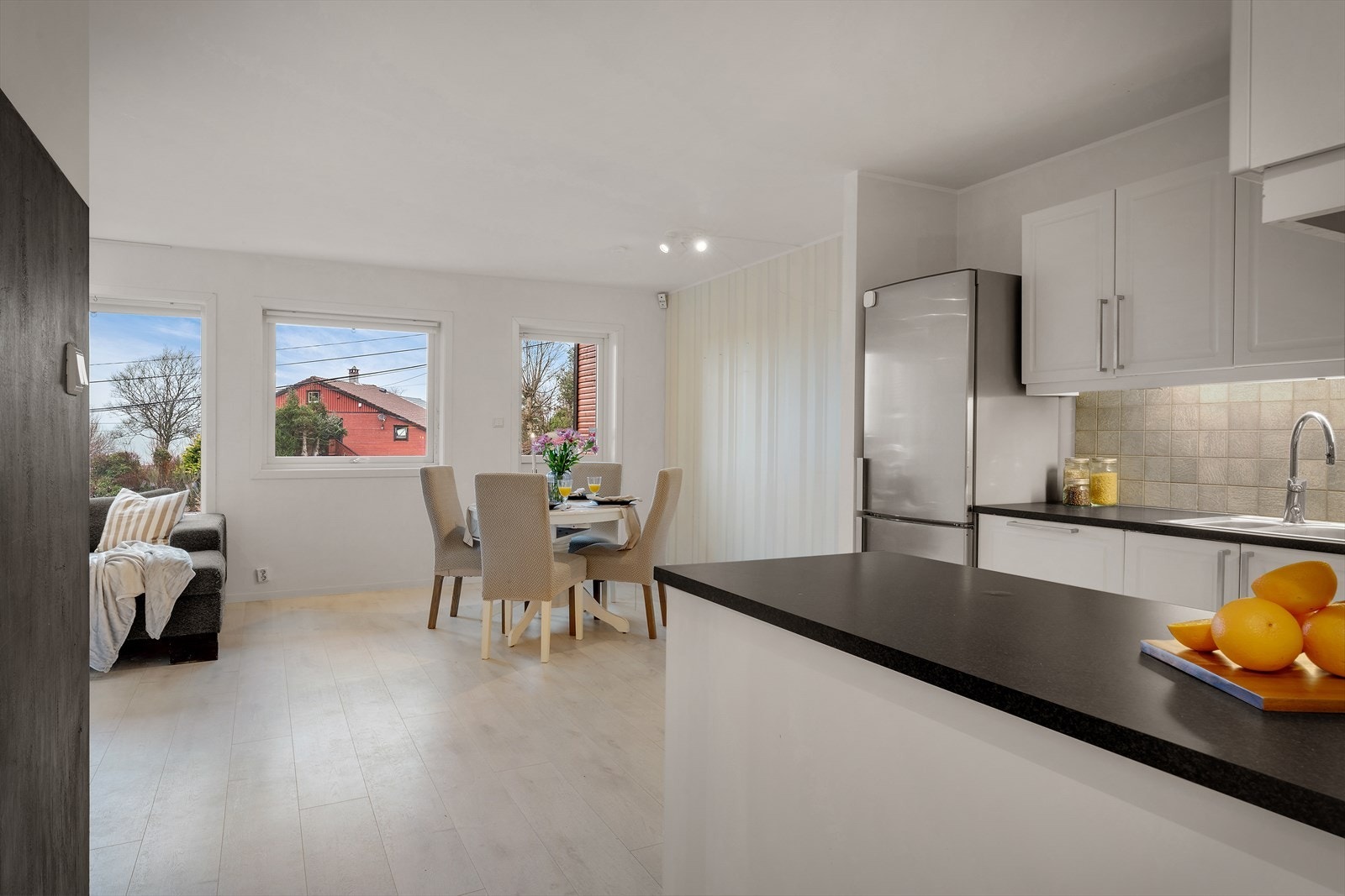 -God plass til å innrede med et spisebord- Galleribilde