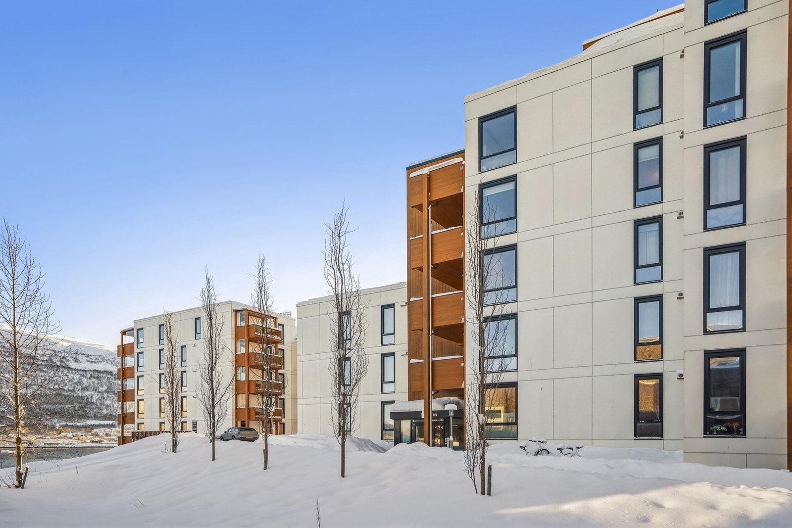 Området er svært godt tilrettelagt for en aktiv og komfortabel hverdag, med flotte turstier langs sjøpromenaden, kort vei til sentrum, gode bussforbindelser og nærhet til dagligvare, treningssenter, restauranter og servicetilbud. Galleribilde