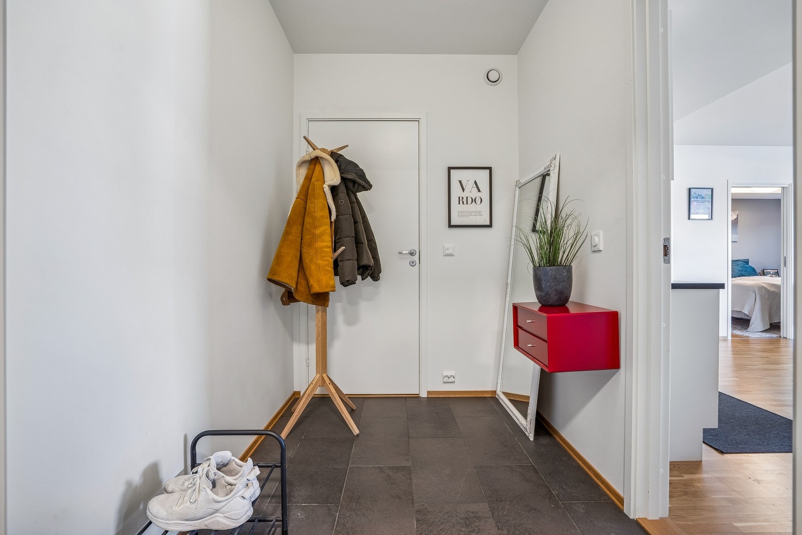 Leiligheten ønsker deg velkommen med en lys og innbydende entré med god plass til yttertøy og sko. Galleribilde
