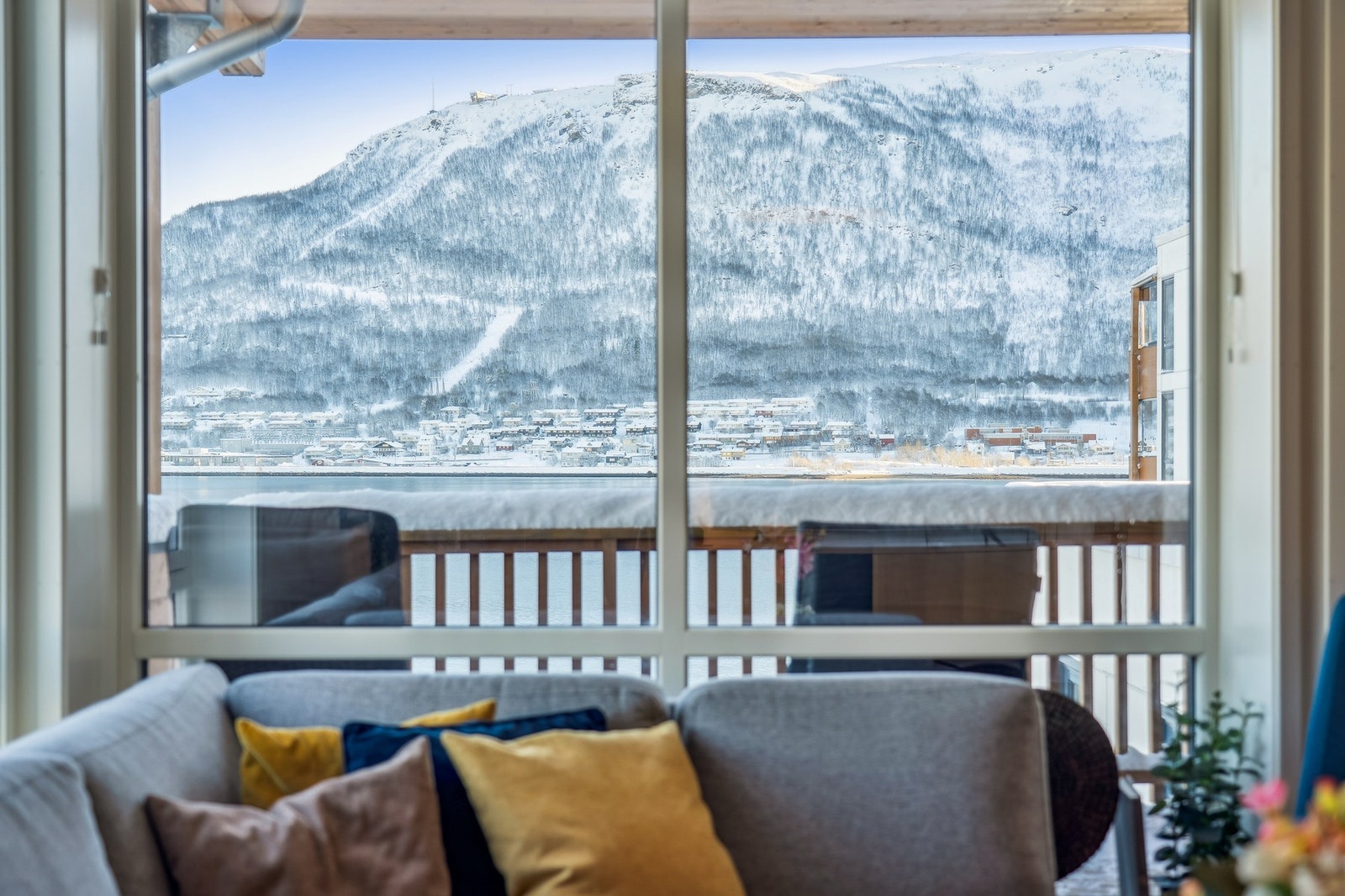 De store vinduene skaper en herlig romfølelse og rammer inn den majestetiske utsikten mot sjøen på en helt unik måte. Galleribilde