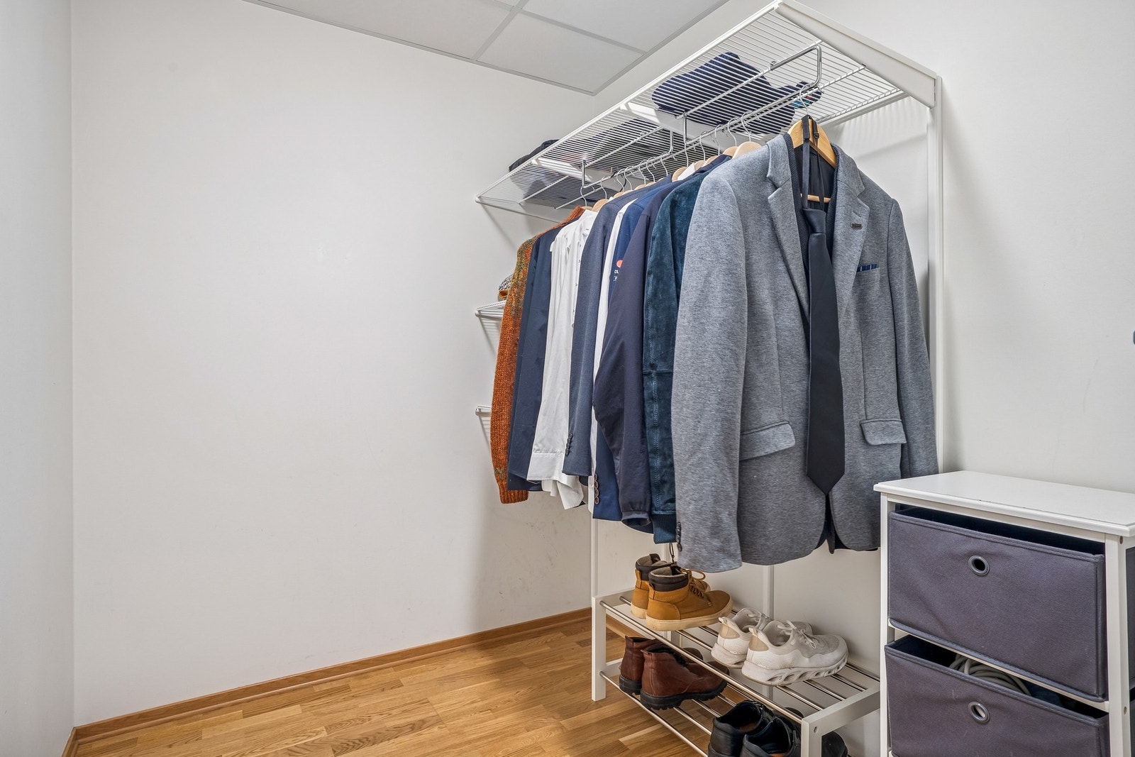 Innvendig bod, perfekt for ekstra lagring, sportsutstyr eller annet man ønsker å ha lett tilgjengelig. Galleribilde