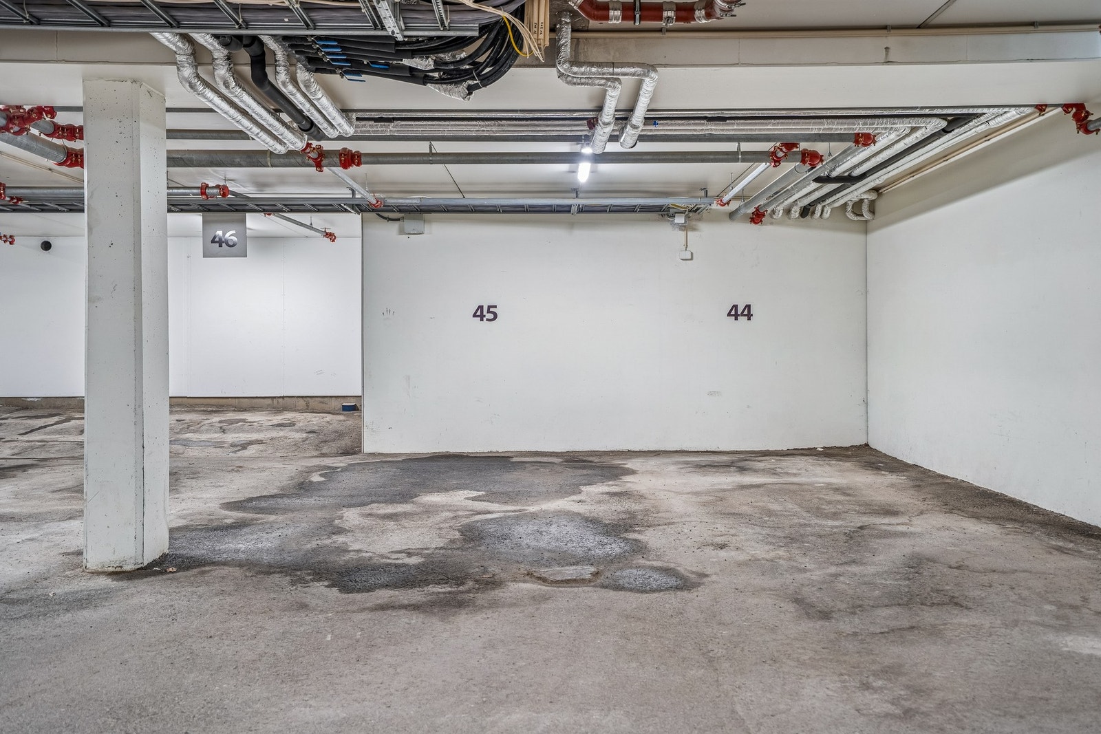 Her bor du komfortabelt med heis i bygget og biloppstillingsplass i garasje, som gjør hverdagen både enkel og bekymringsfri. Galleribilde