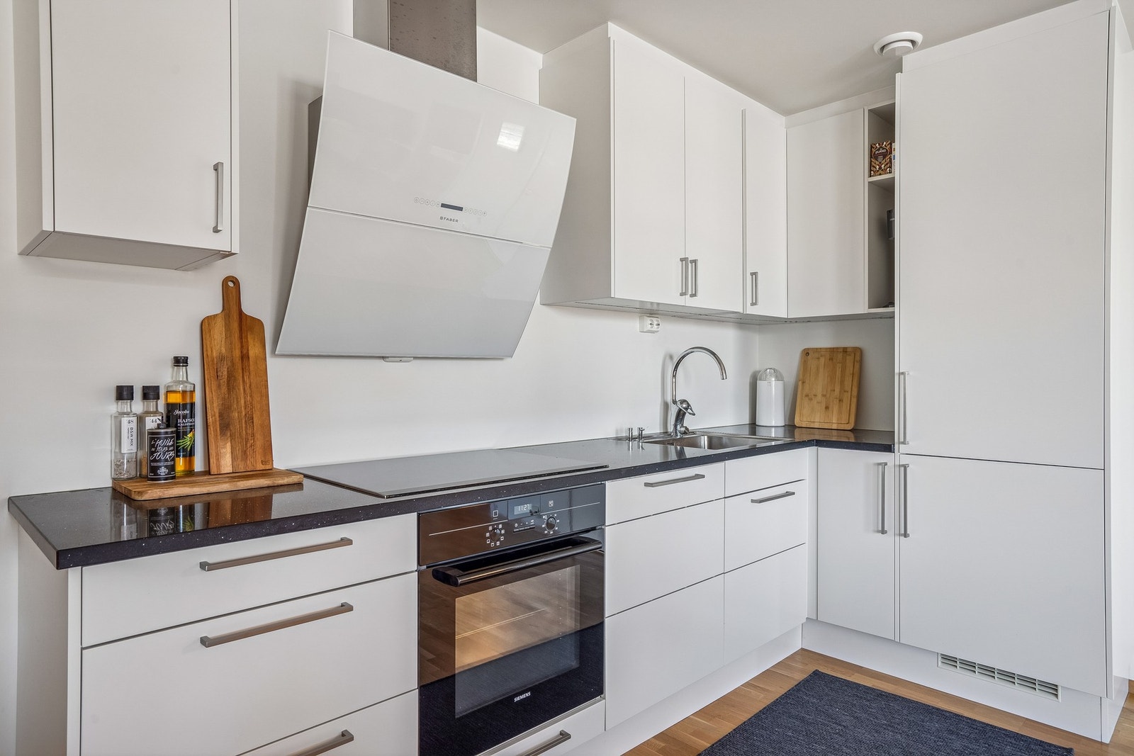 Leiligheten er pent innredet, og det er lagt vekt på god kvalitet og funksjonelle løsninger. Galleribilde