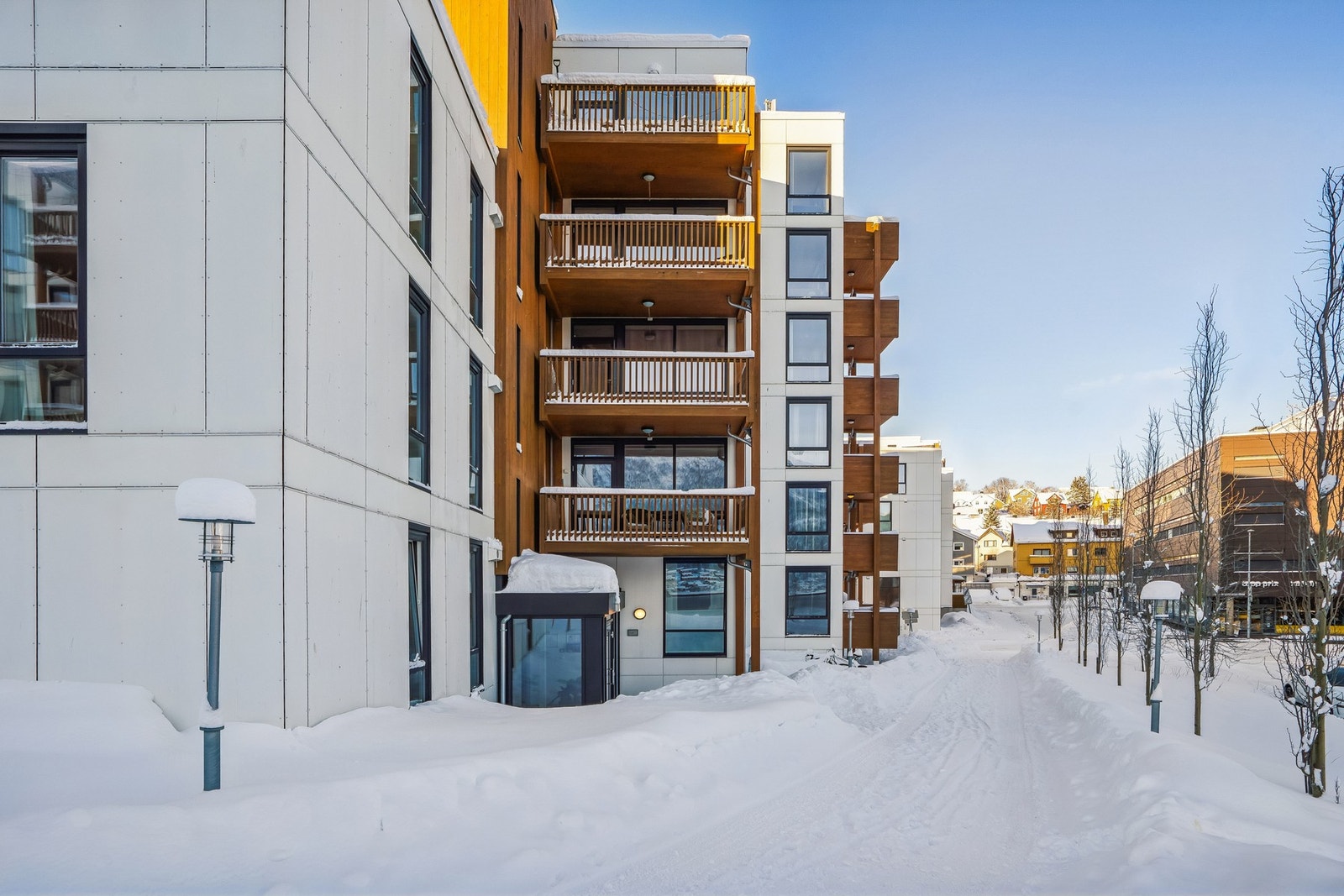 Strandkanten sin sjønære beliggenhet og nærhet til alt byen har å by på. Galleribilde